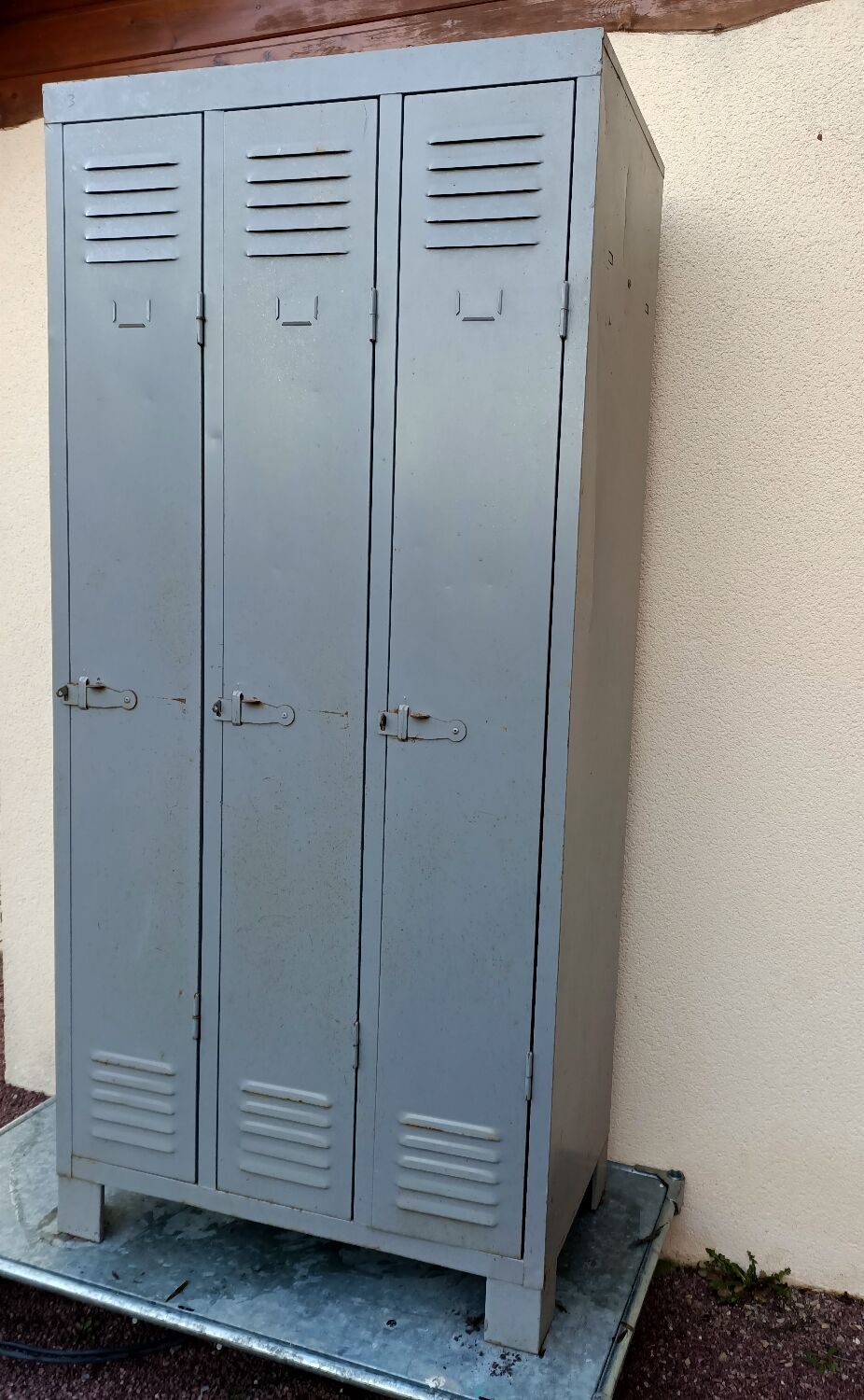 Metal cloakroom cabinet