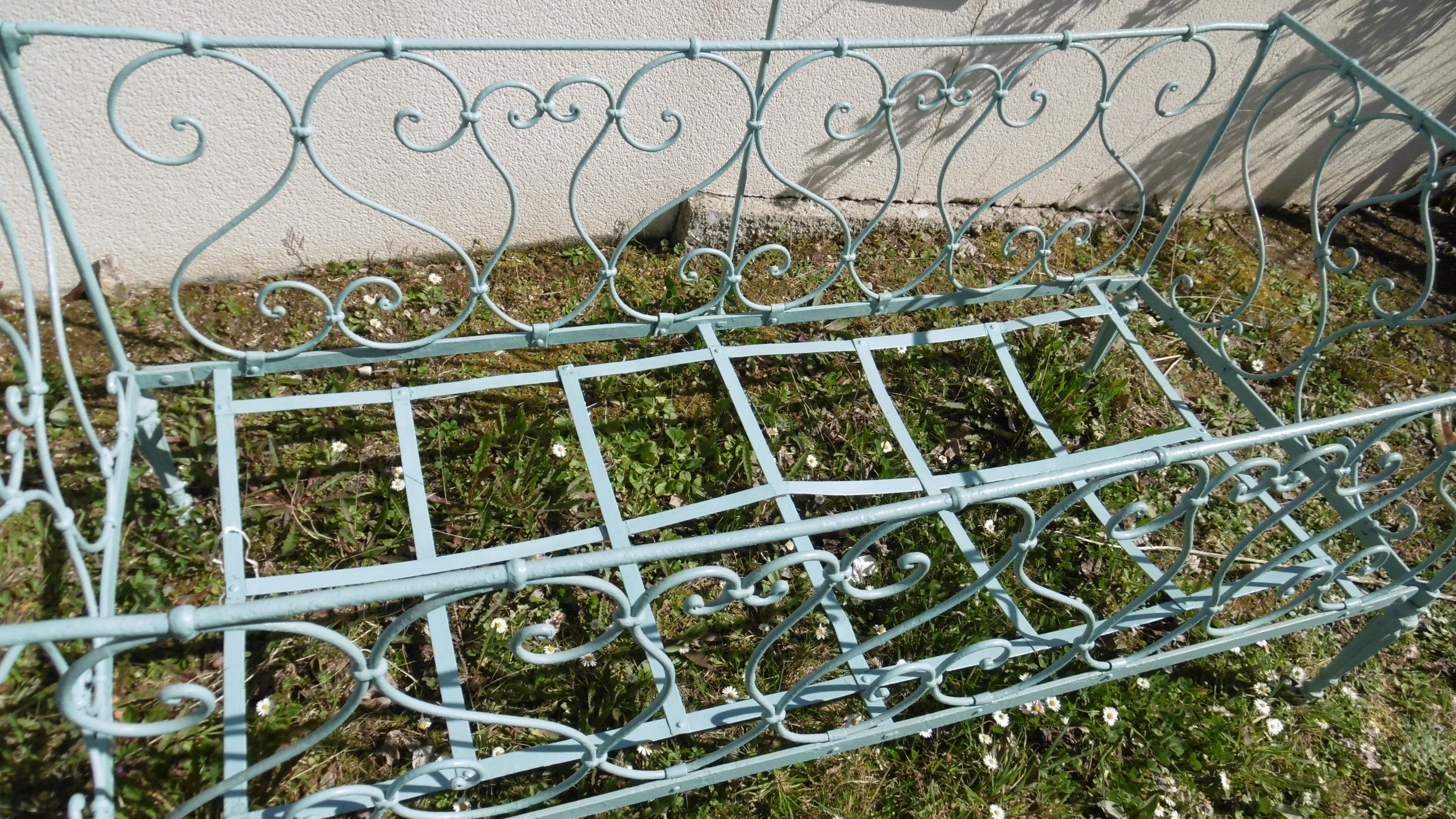 Wrought iron bed and his Swan-neck