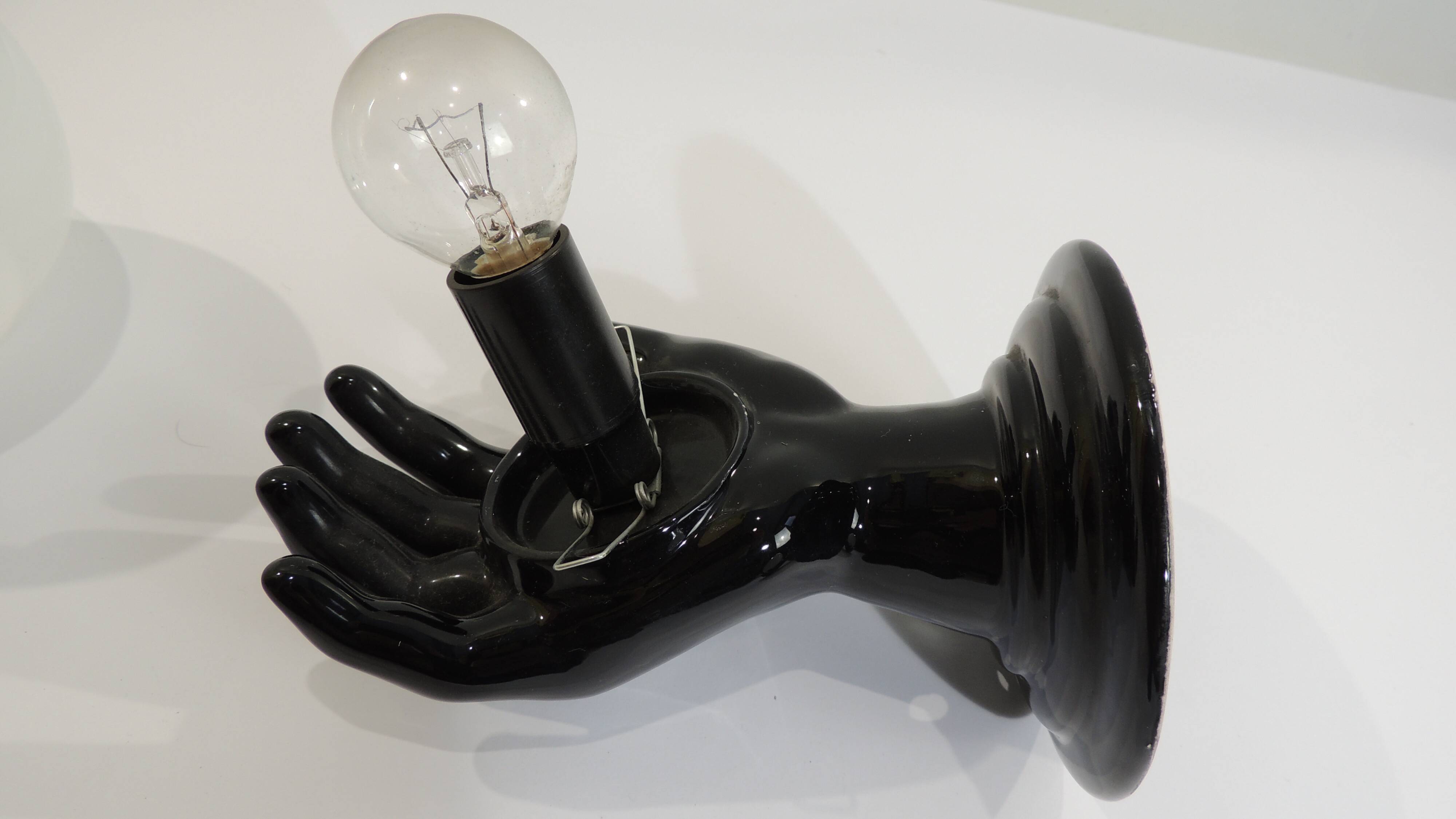 Paire d’appliques mains noires tenant un globe en opaline, années 70