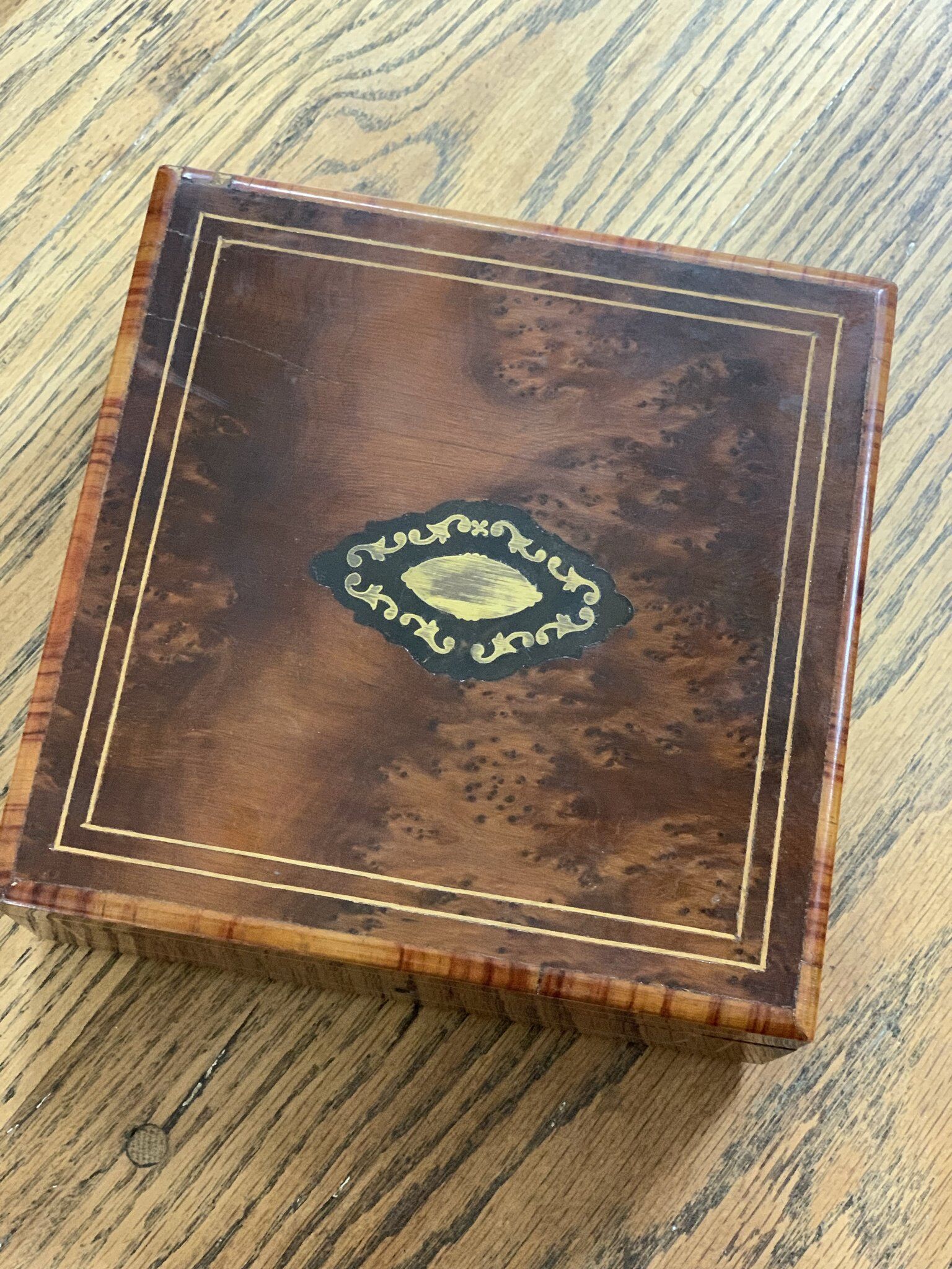 Coffret à bijoux en bois plaqué marqueté à décor de marqueterie laiton