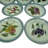 7 assiettes anciennes barbotine aux fruits