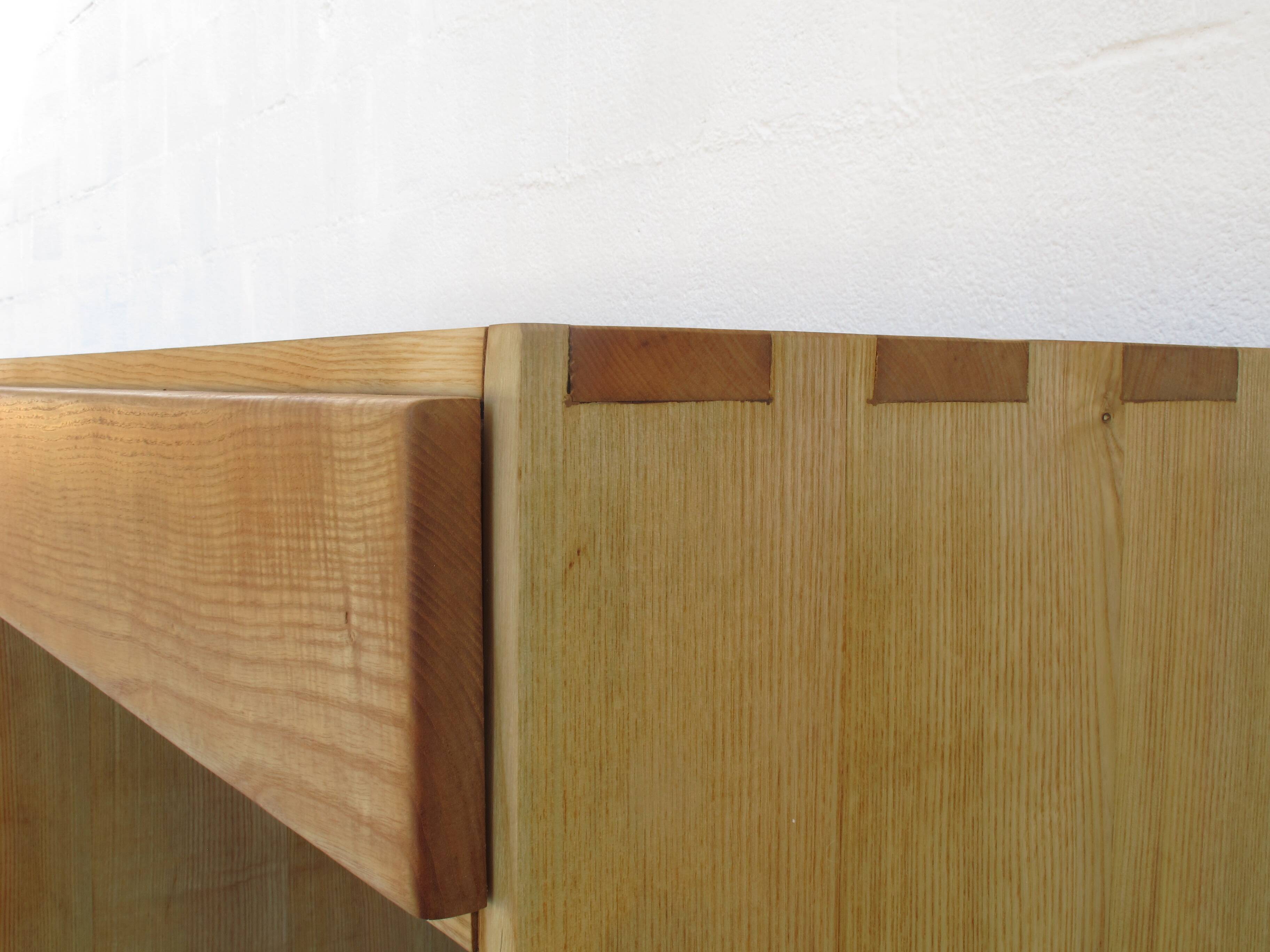 Trois commodes et consoles à tiroirs en frêne naturel huilé