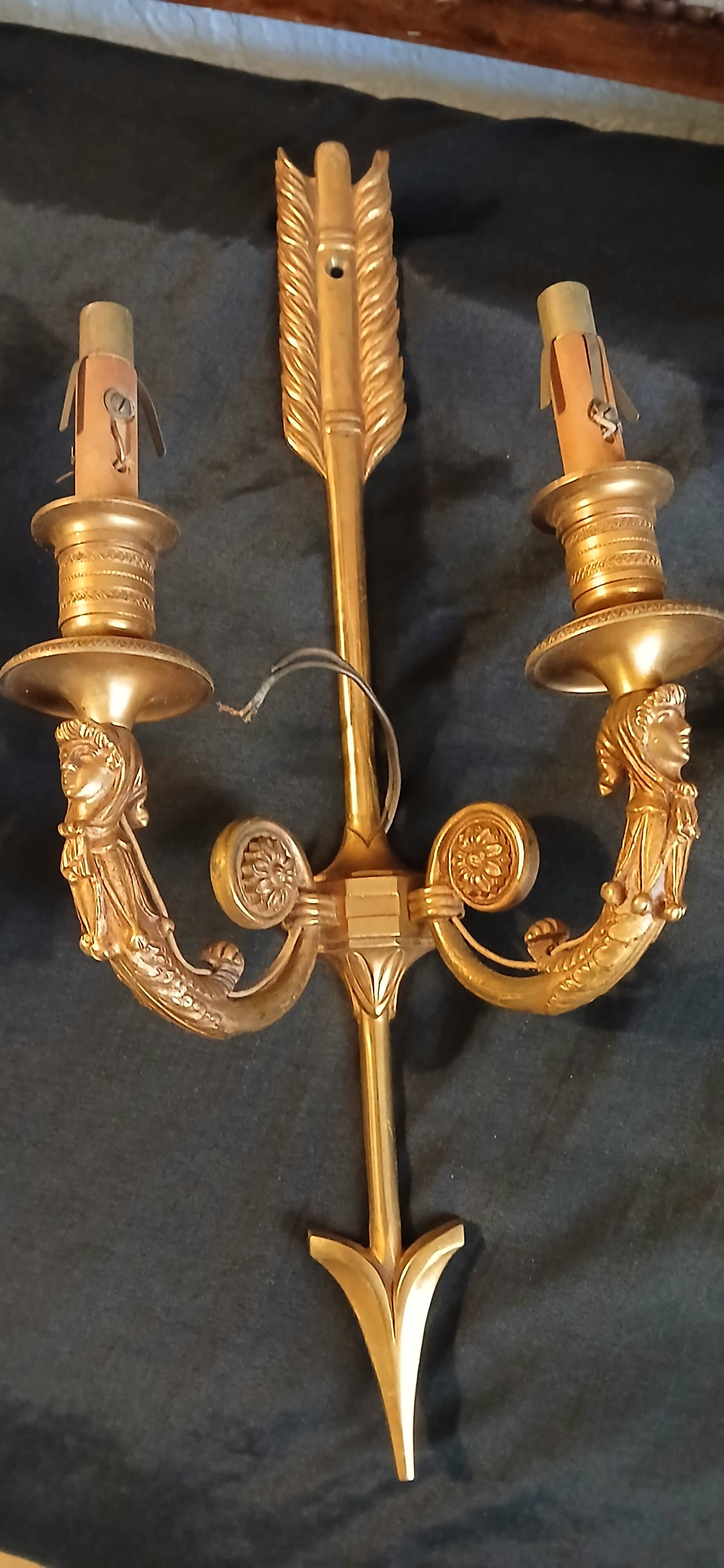 Paire d'appliques en bronze doré style empire.