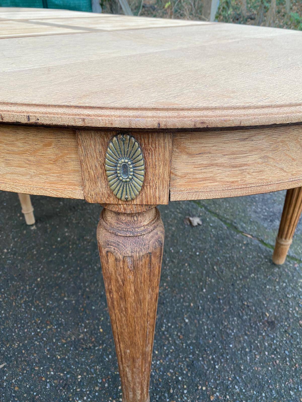 Renovated round Art Deco dining table in solid oak, 1950, 230cm extendable.
