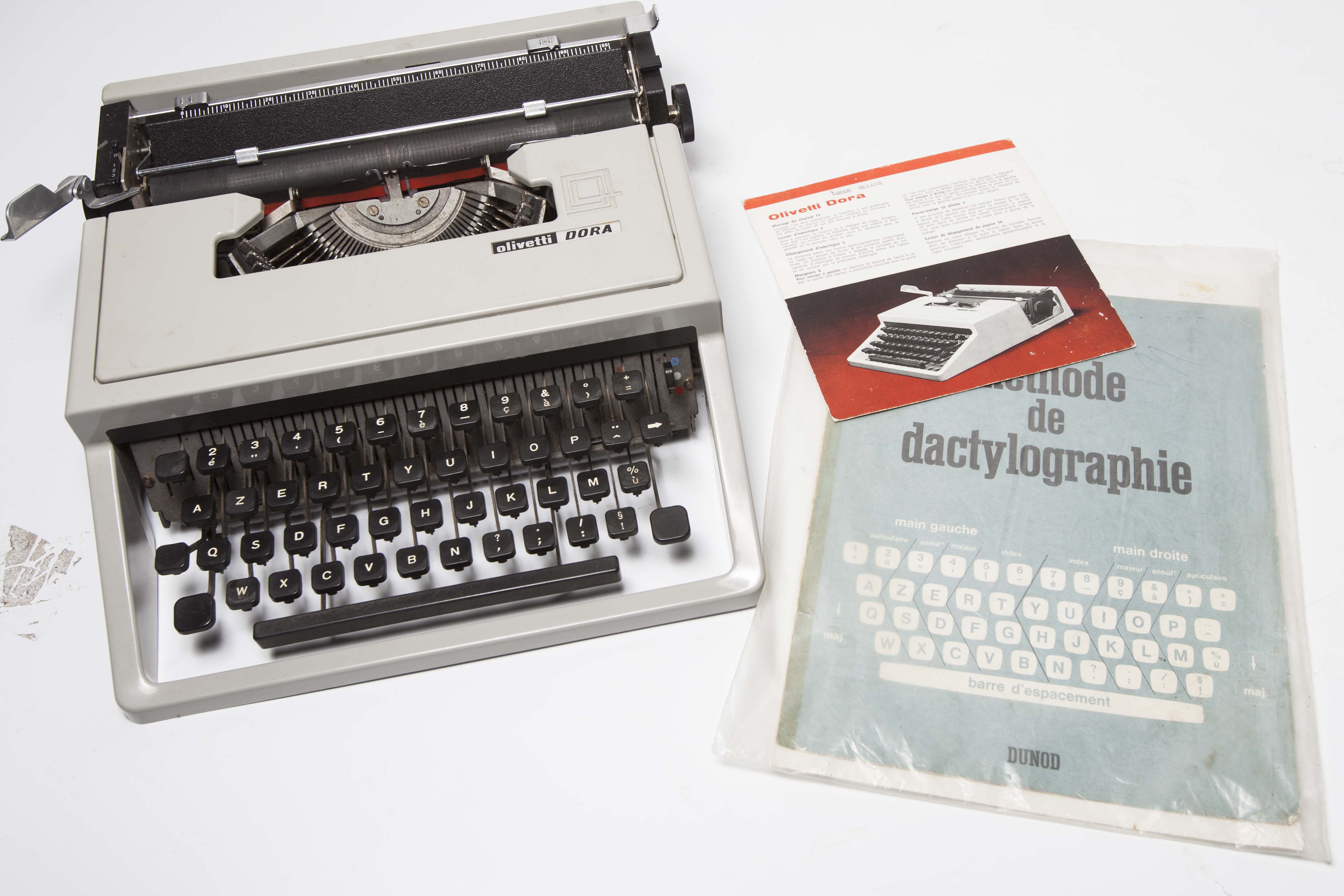 Dora typewriter by Olivetti 70