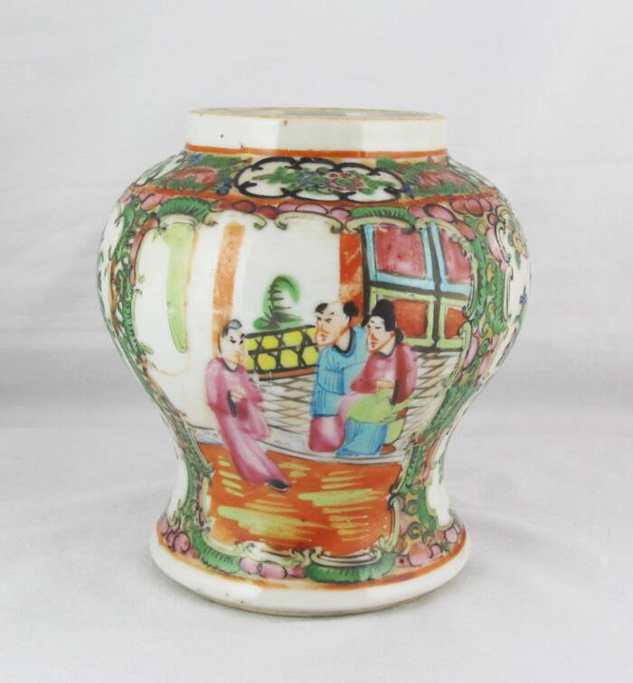 small Chinese vase in porcelain, famille rose, late 19th century