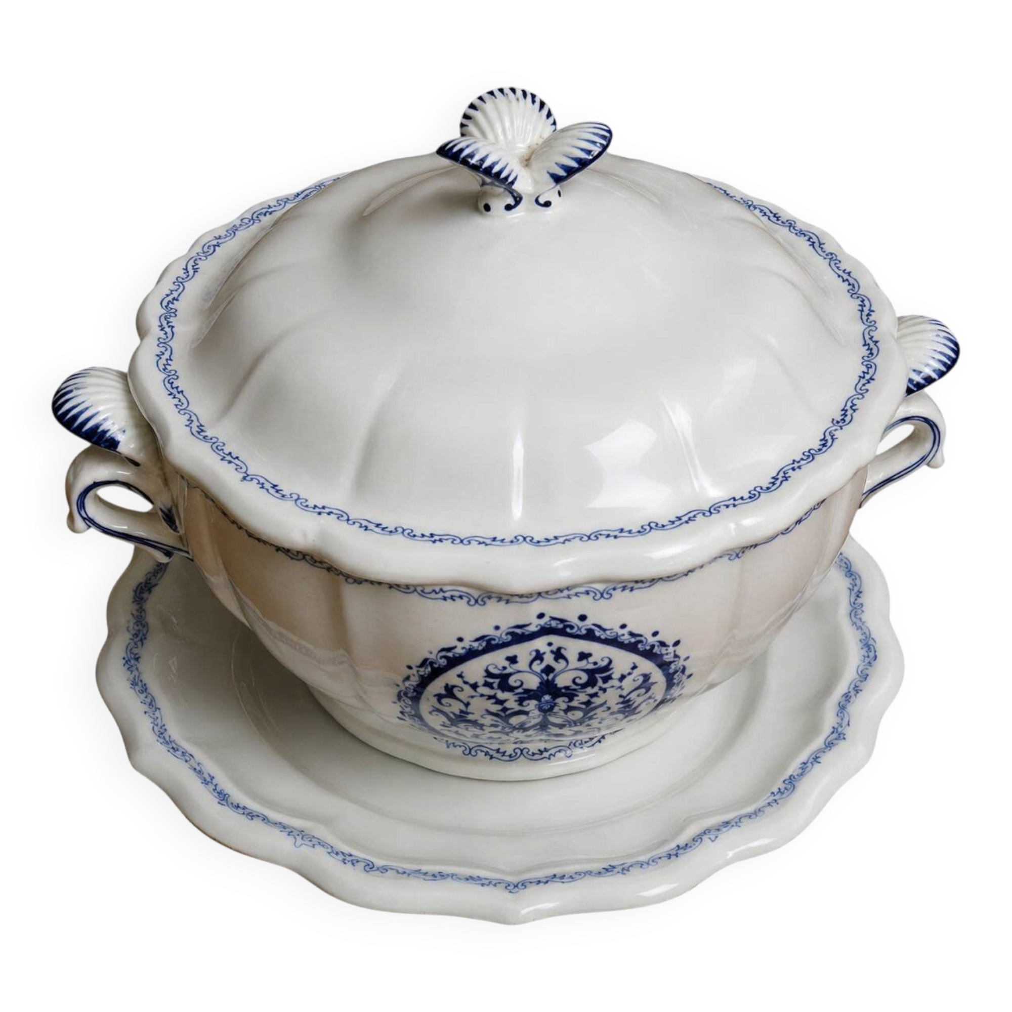 Covered soup tureen and its stand in Gien earthenware –