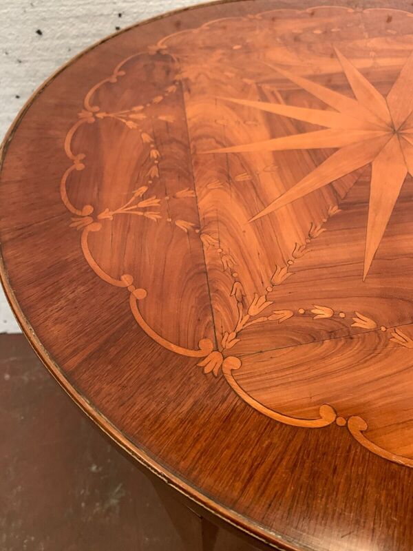 Guéridon de style Louis XVI en placage de bois de rose XX siècle