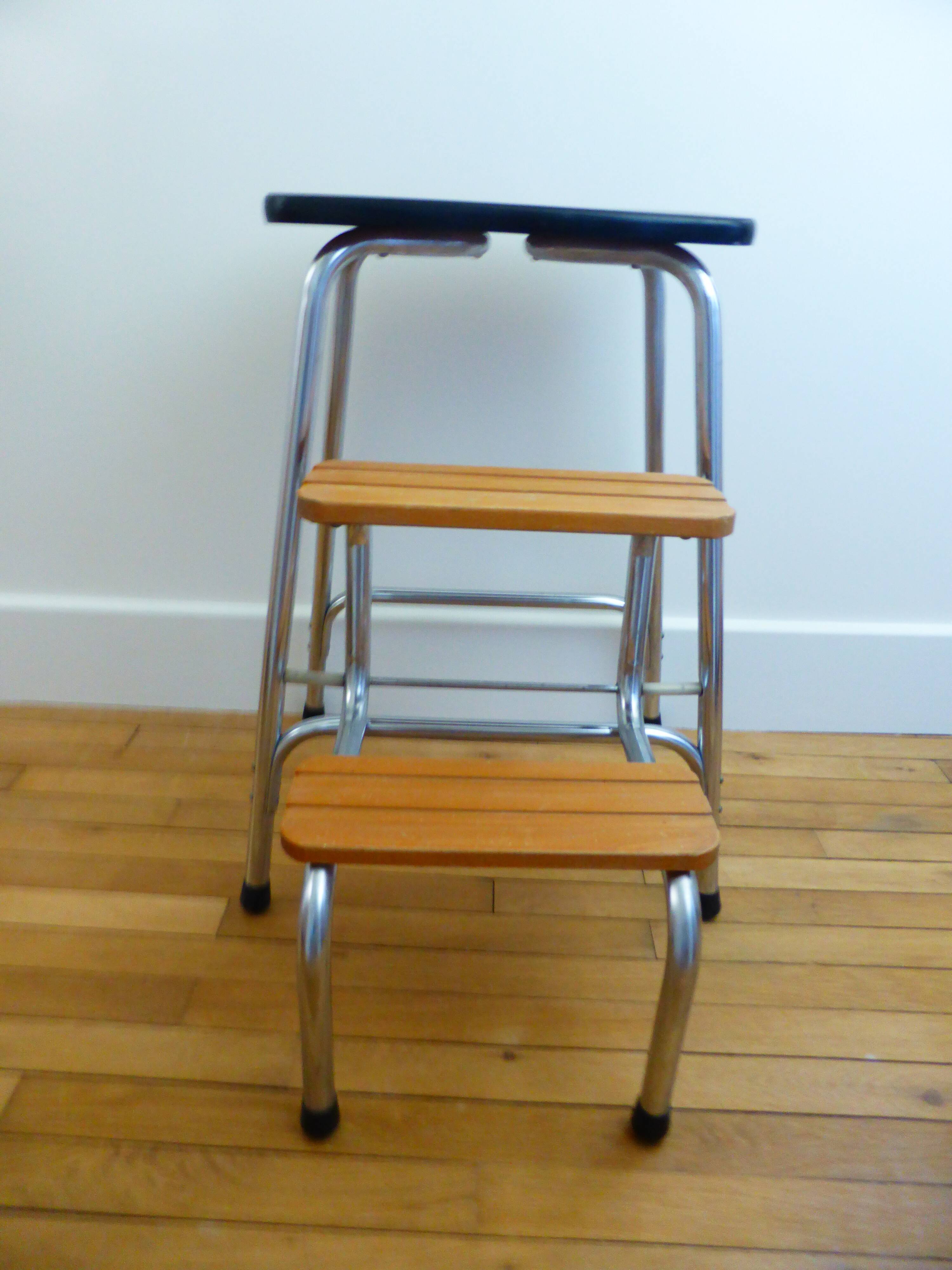Stepladder walking retractable foot