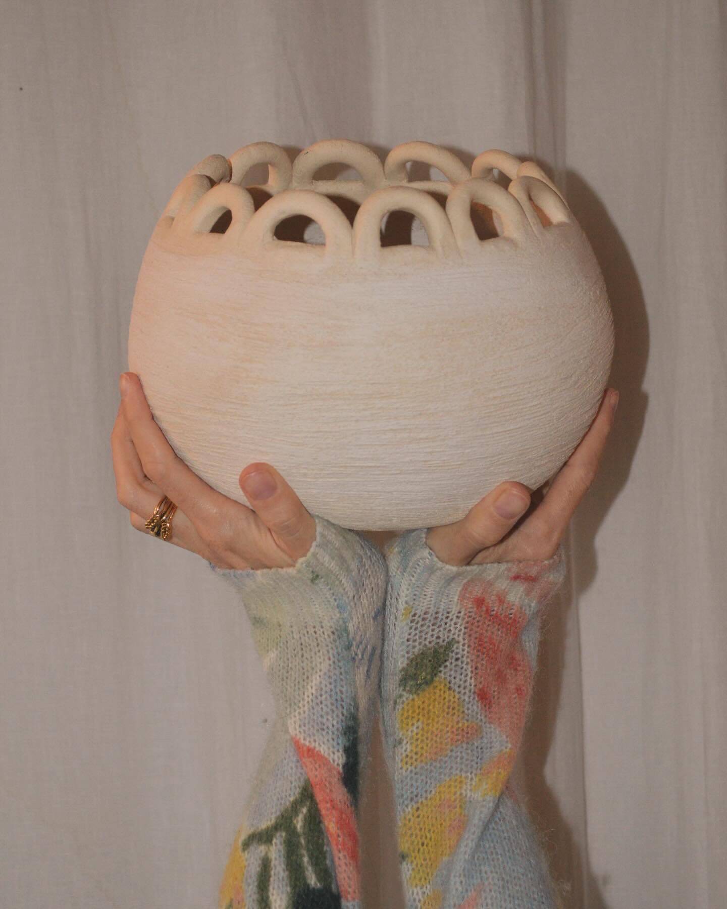 Large 24 cm ceramic flower pot with links.