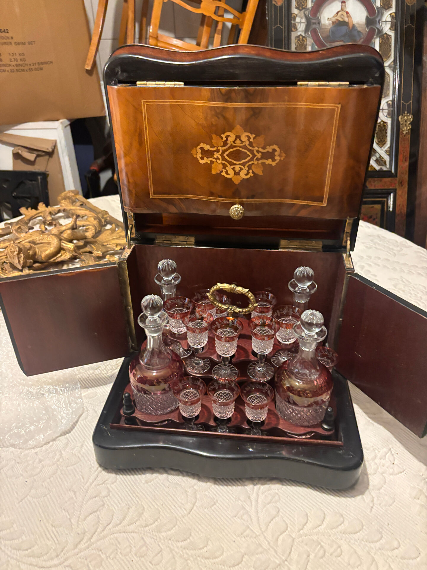 Cave à liqueur Napoléon III en marqueterie, cristal taillé