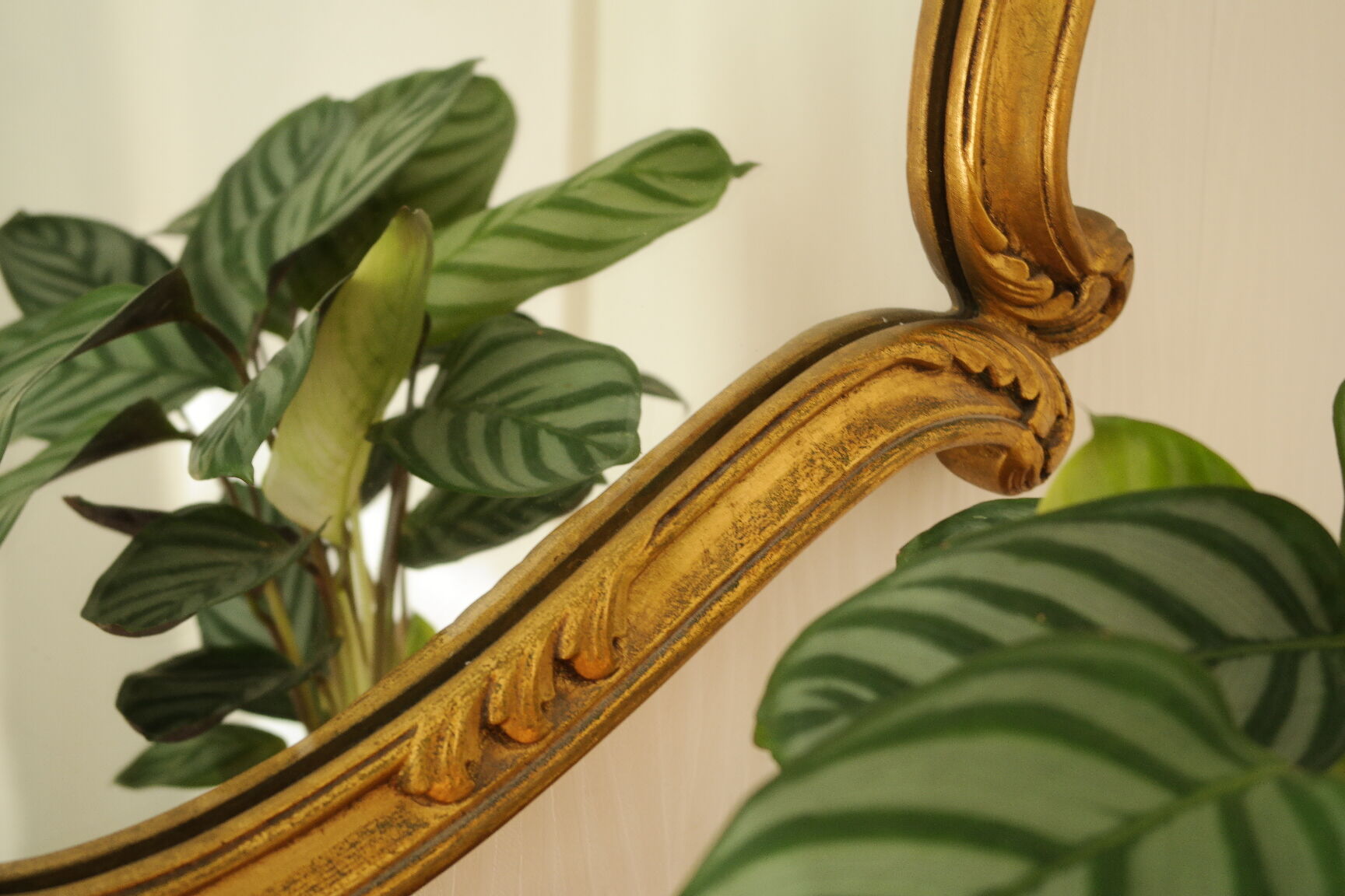 Miroir rocaille style Louis XV artisanal en bois doré XXème 80X65