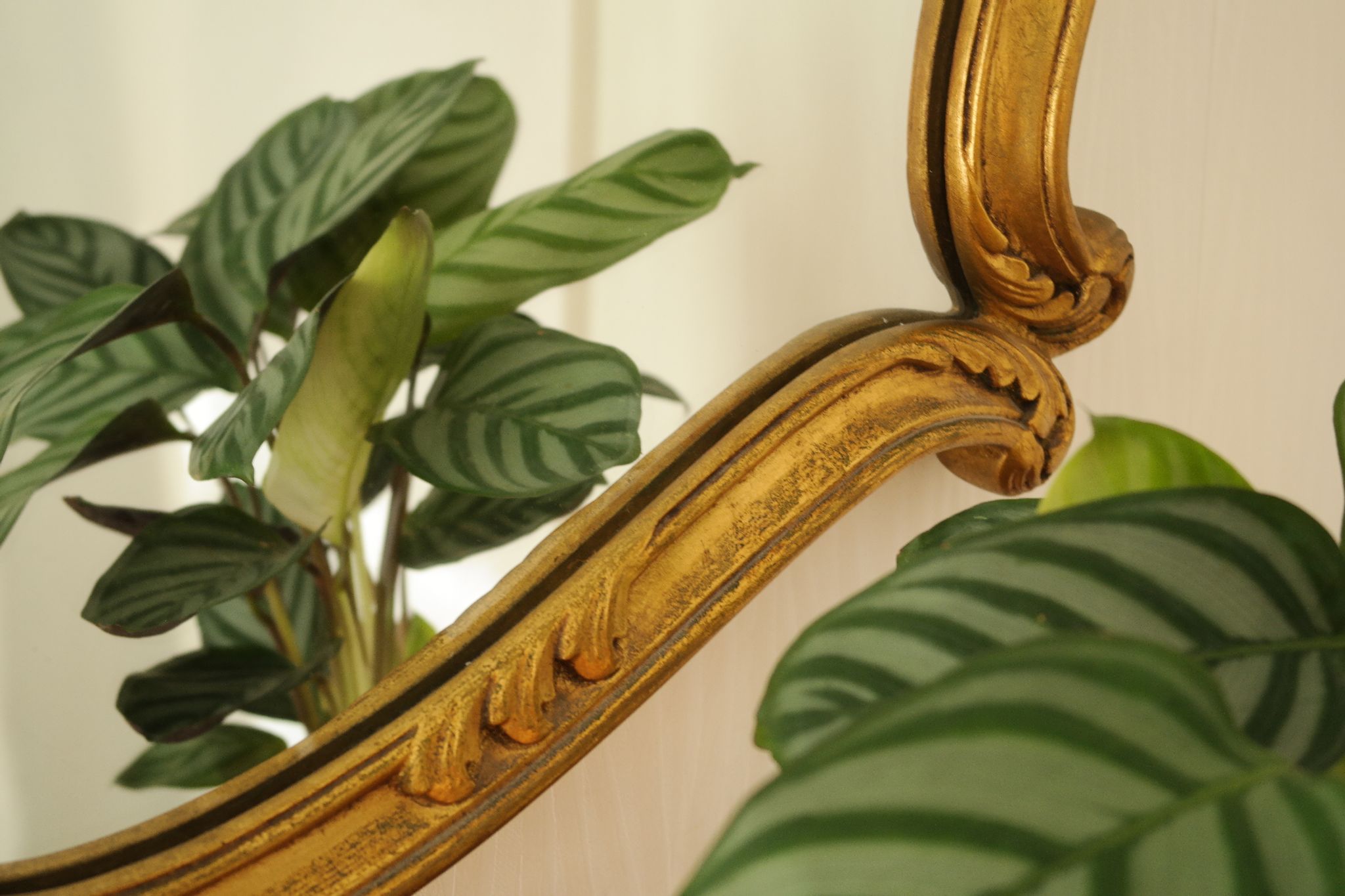 Louis XV style rocaille mirror, handcrafted in gilded wood, 20th century, 80x65 cm.