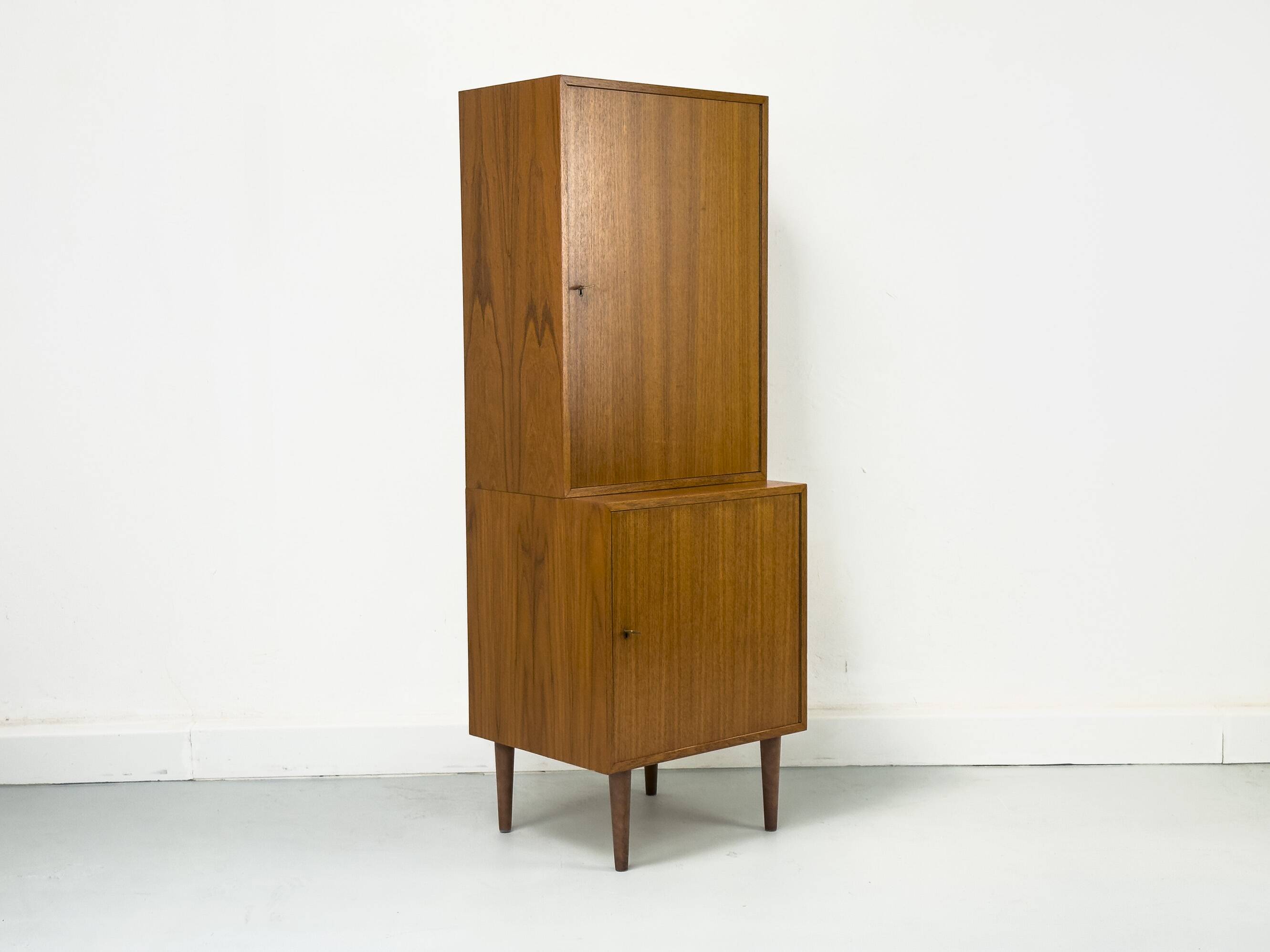 Armoire étroite en teck, années 1960