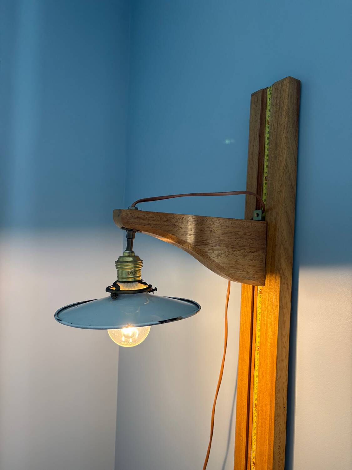 Lampadaire sculpturale - ancienne toise médicale détournée - unique