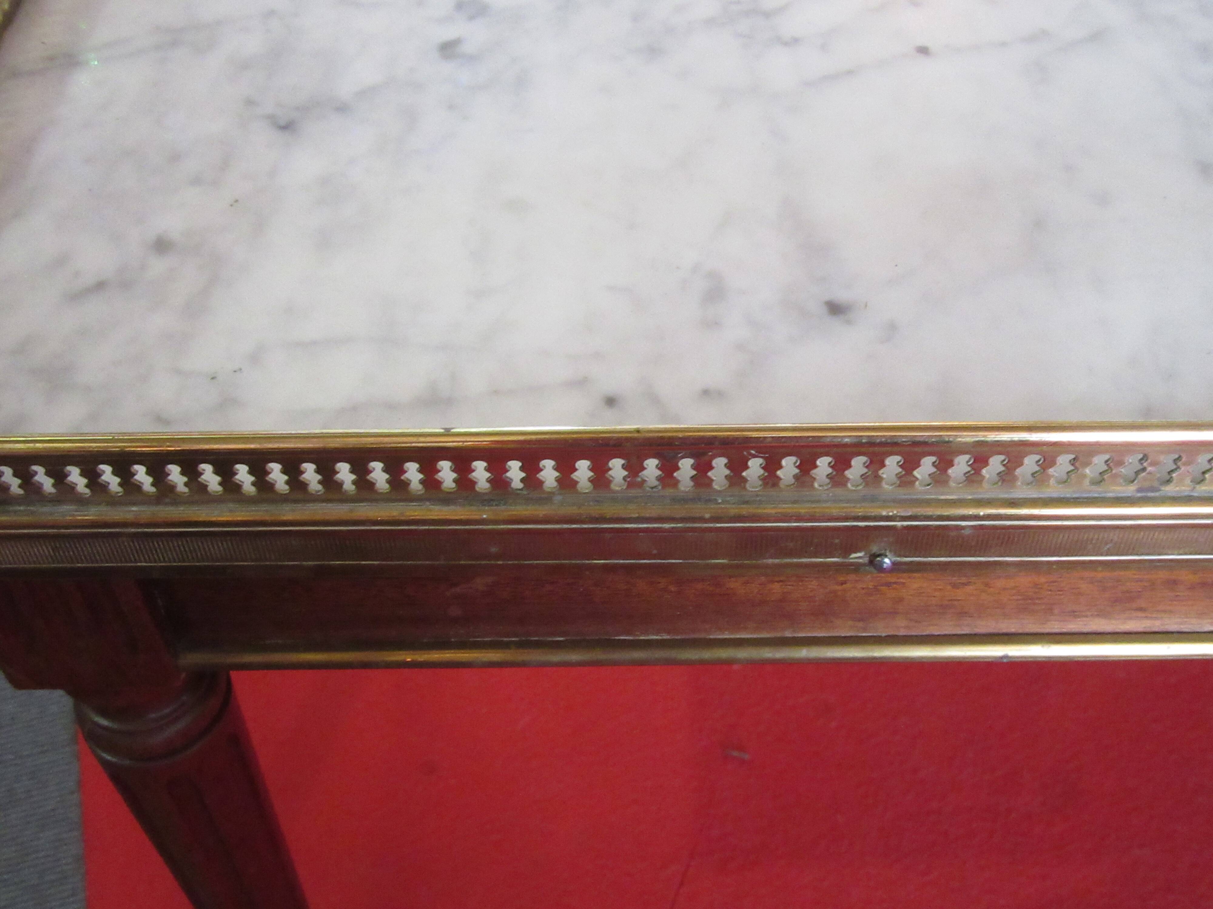 Table basse style louis XVI en acajou et laiton