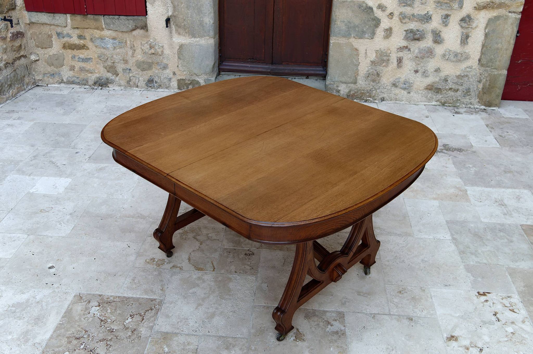 Dining room table by Maison Krieger, Art Nouveau, circa 1900, in solid oak