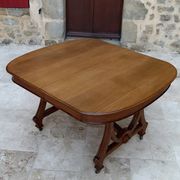 Dining room table by Maison Krieger, Art Nouveau, circa 1900, in solid oak