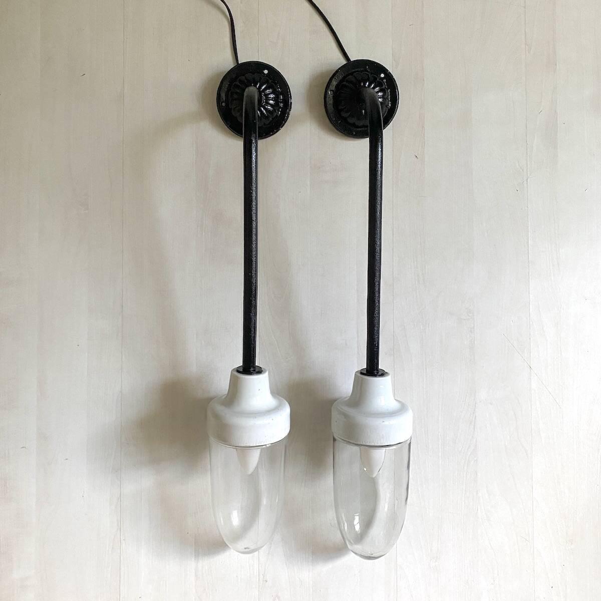 Pair of Art Deco wall lights in cast iron, glass and ceramic from the 1930s.