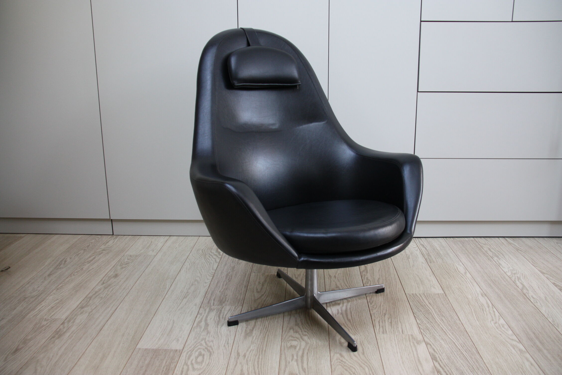 Fauteuil pivotant vintage en similicuir noir par Pastoe 60s