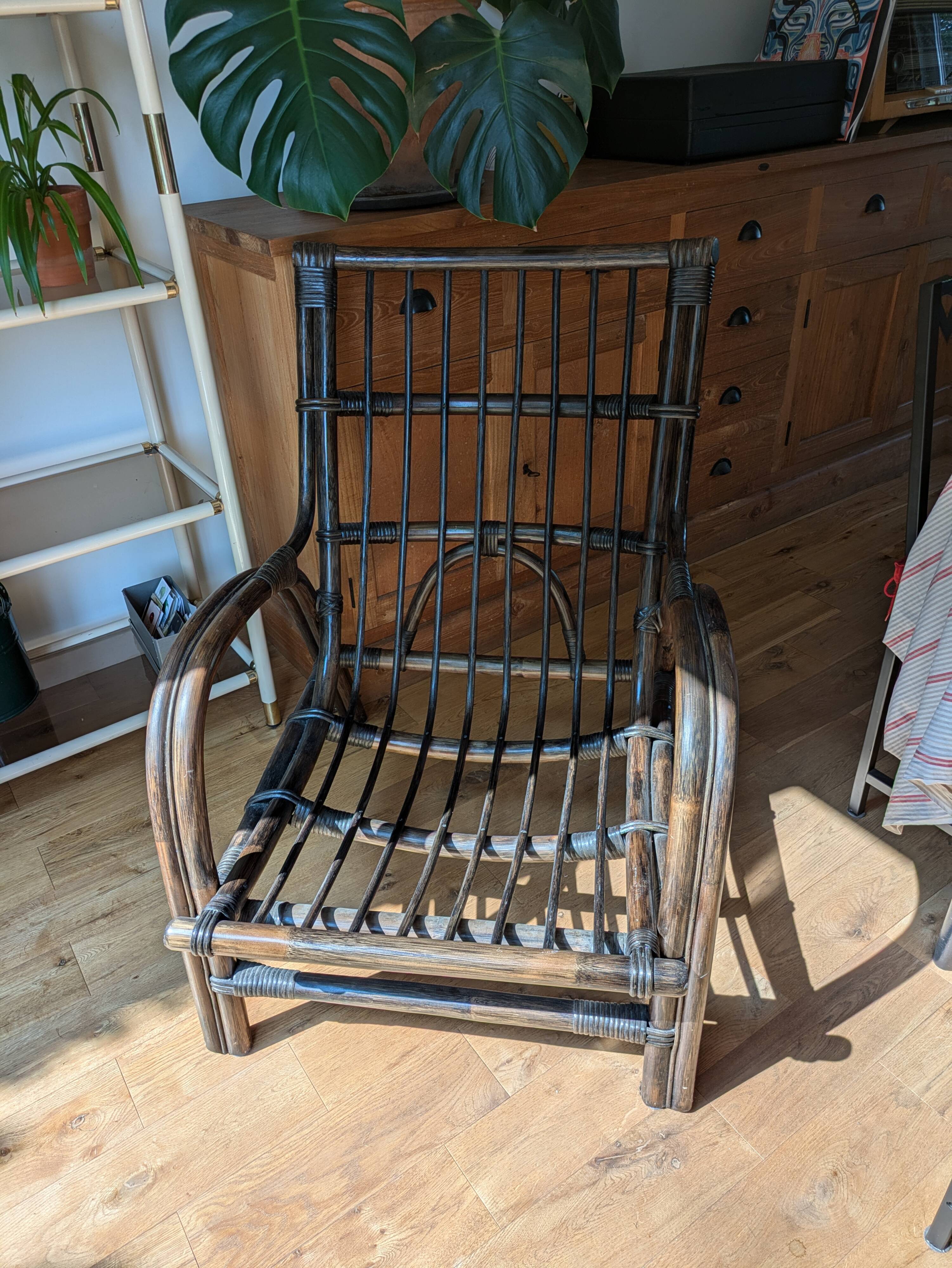 Fauteuil vintage en rotin marron foncé