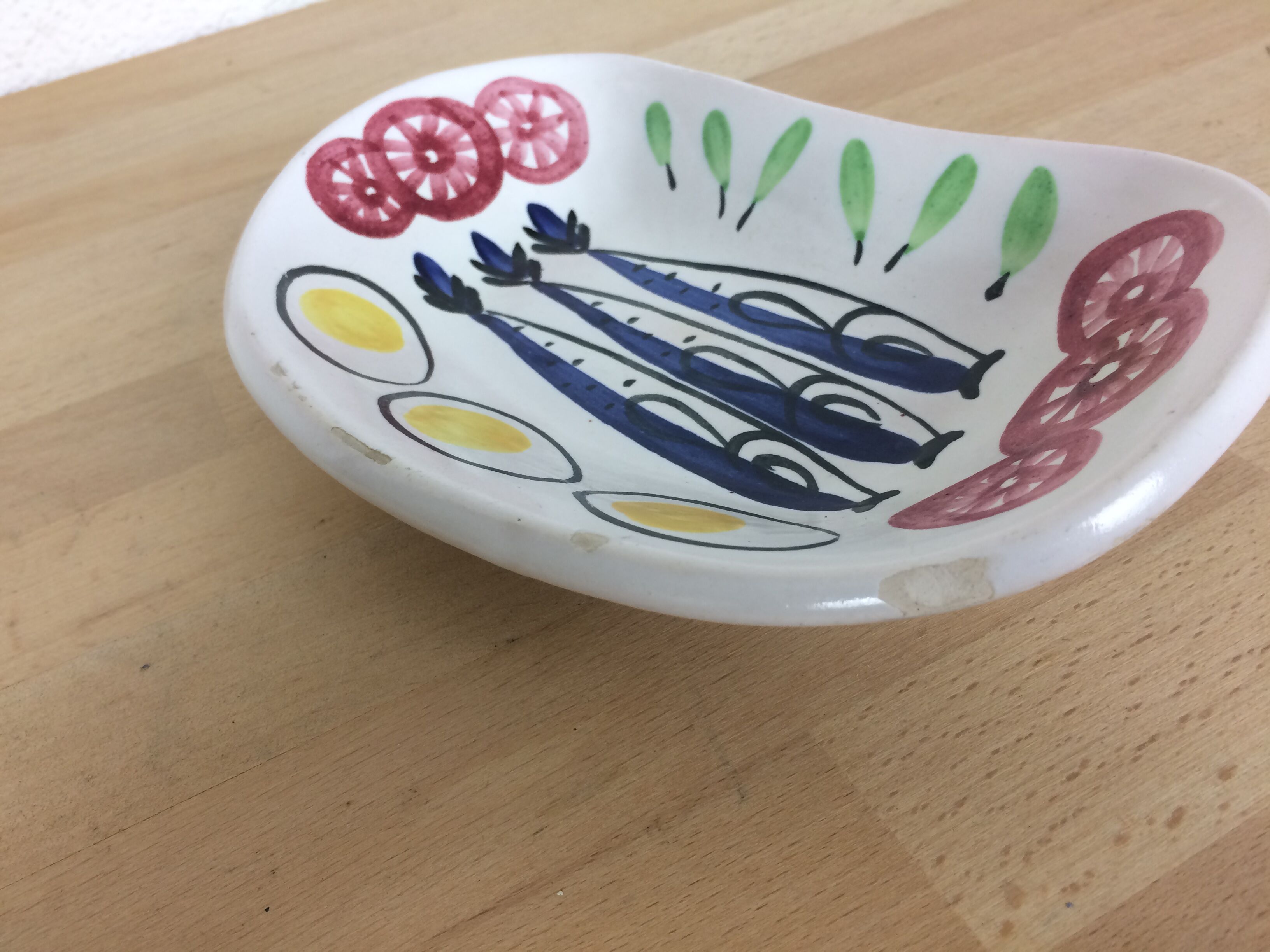 Cup in ceramic, fish and raw vegetables