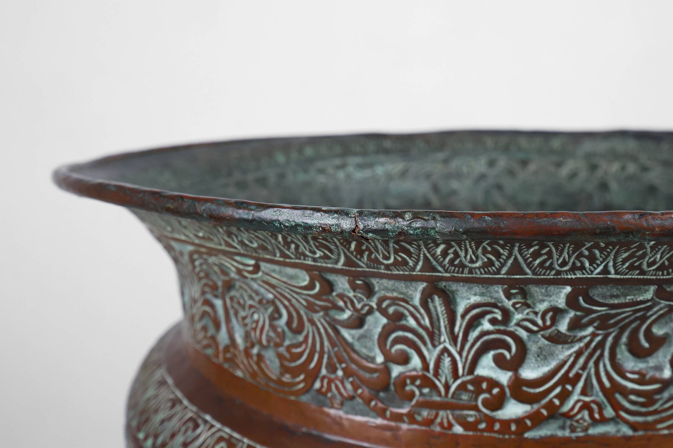Cache-pot rond ottoman antique en cuivre gravé, vers 1850