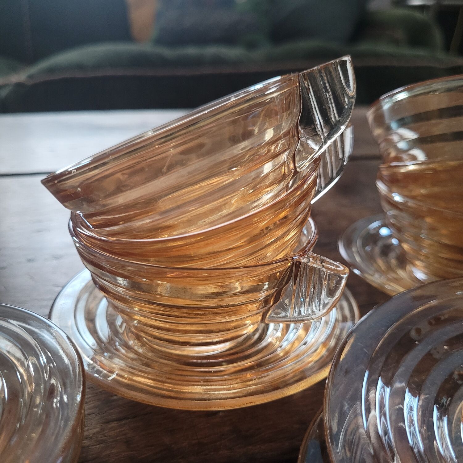 Set of 6 Gondolo cups and saucers in iridescent amber glass – design