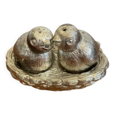 Sel et poivre oiseaux dans leur nid