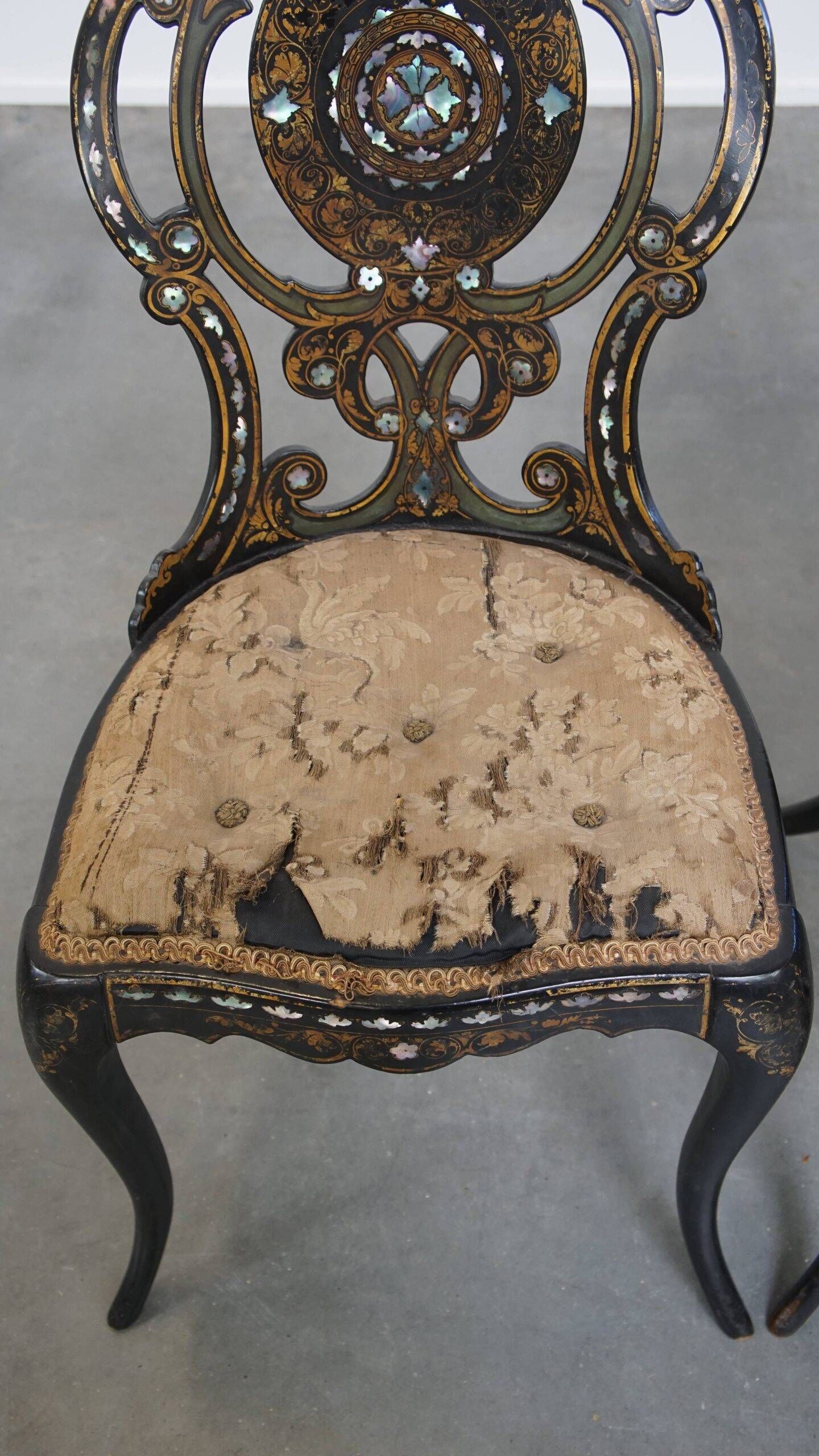 Ensemble antique de 2 chaises en nacre fabriquées en papier mâché.