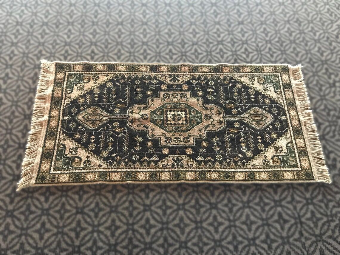 Vintage Turkish Carpet with Medallion Design 134 X 66 cm