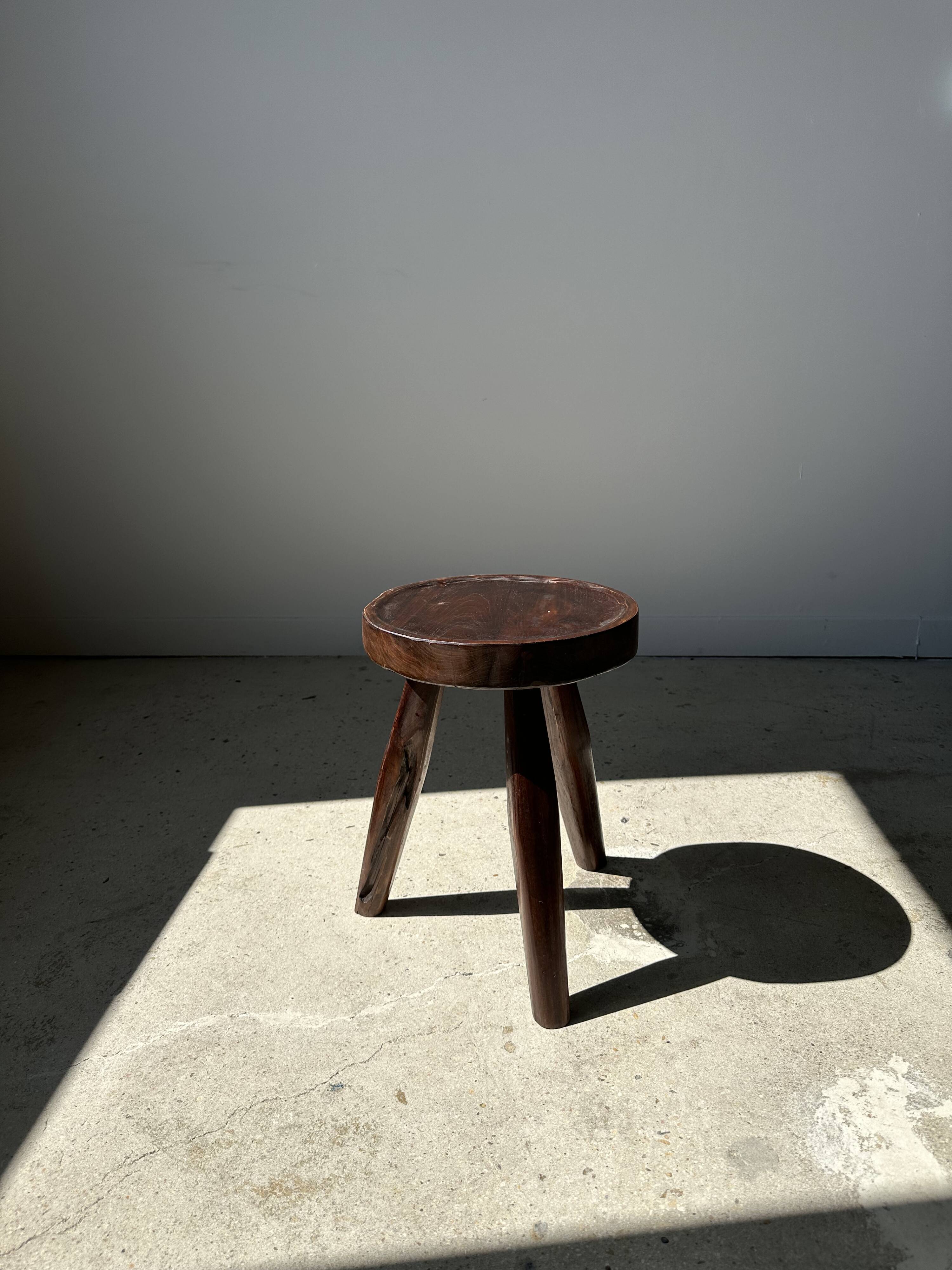 Tripod stool in upcycled teak high hollow - Small tripod stool in solid brown wood seat circ