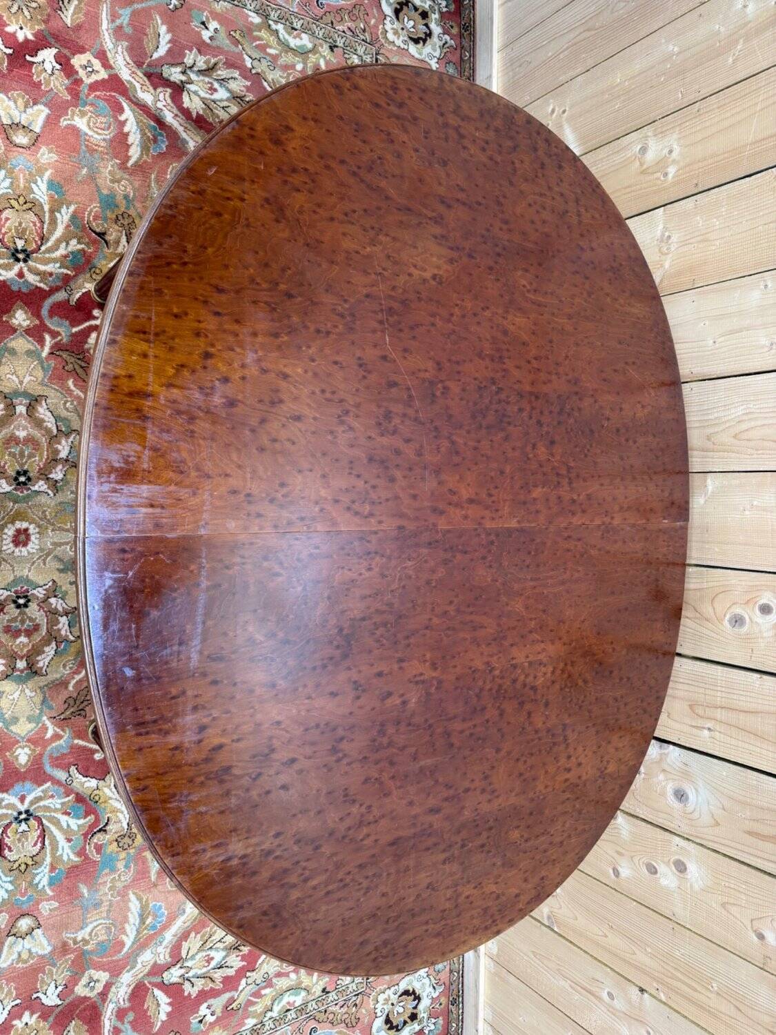 Extendable oval table in Louis XVI style – Mottled mahogany – 19th century