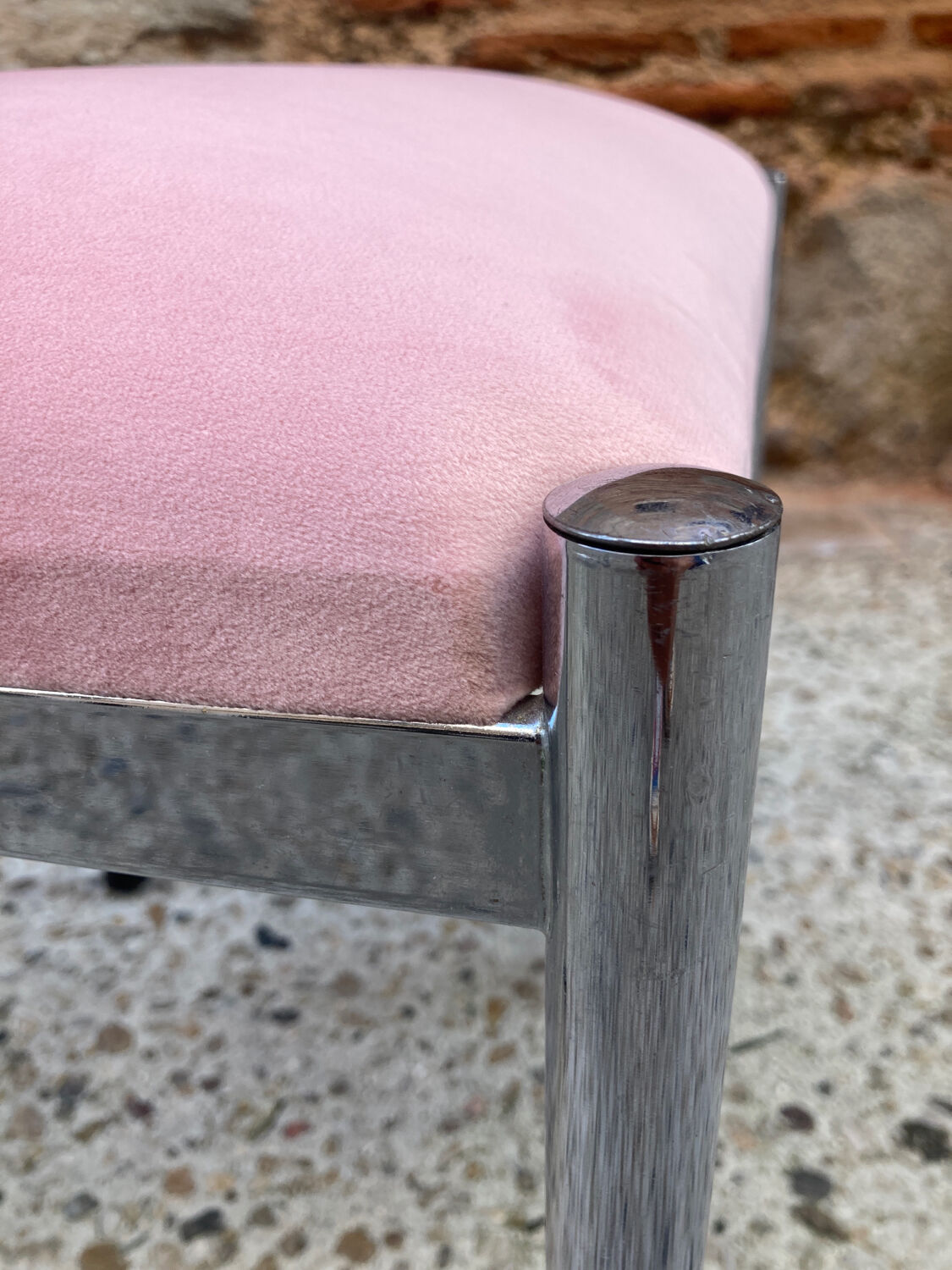 Chaise chrome et velours rose
