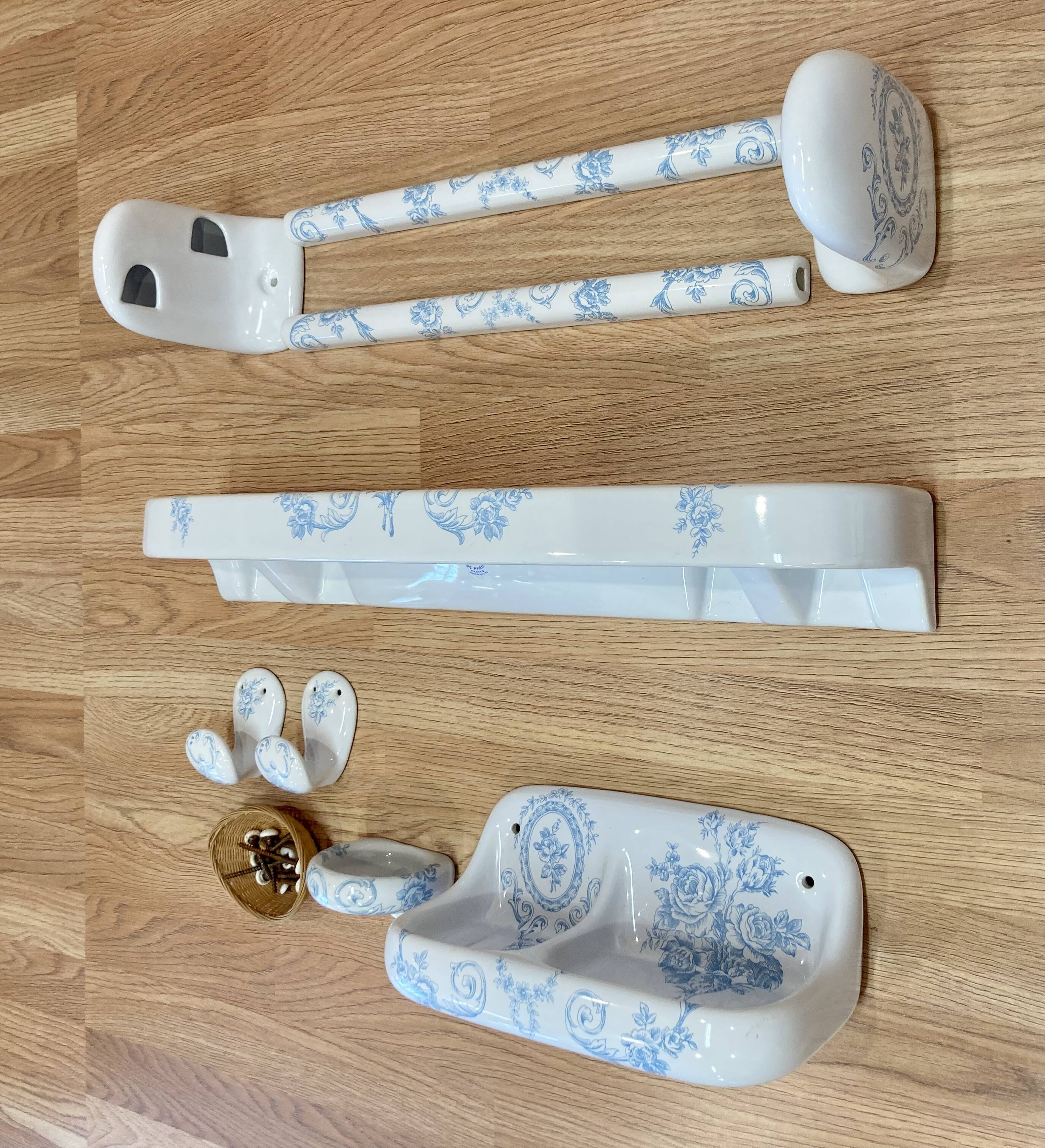 COMPLETE BATHROOM SET "PORCELAINE DE PARIS".