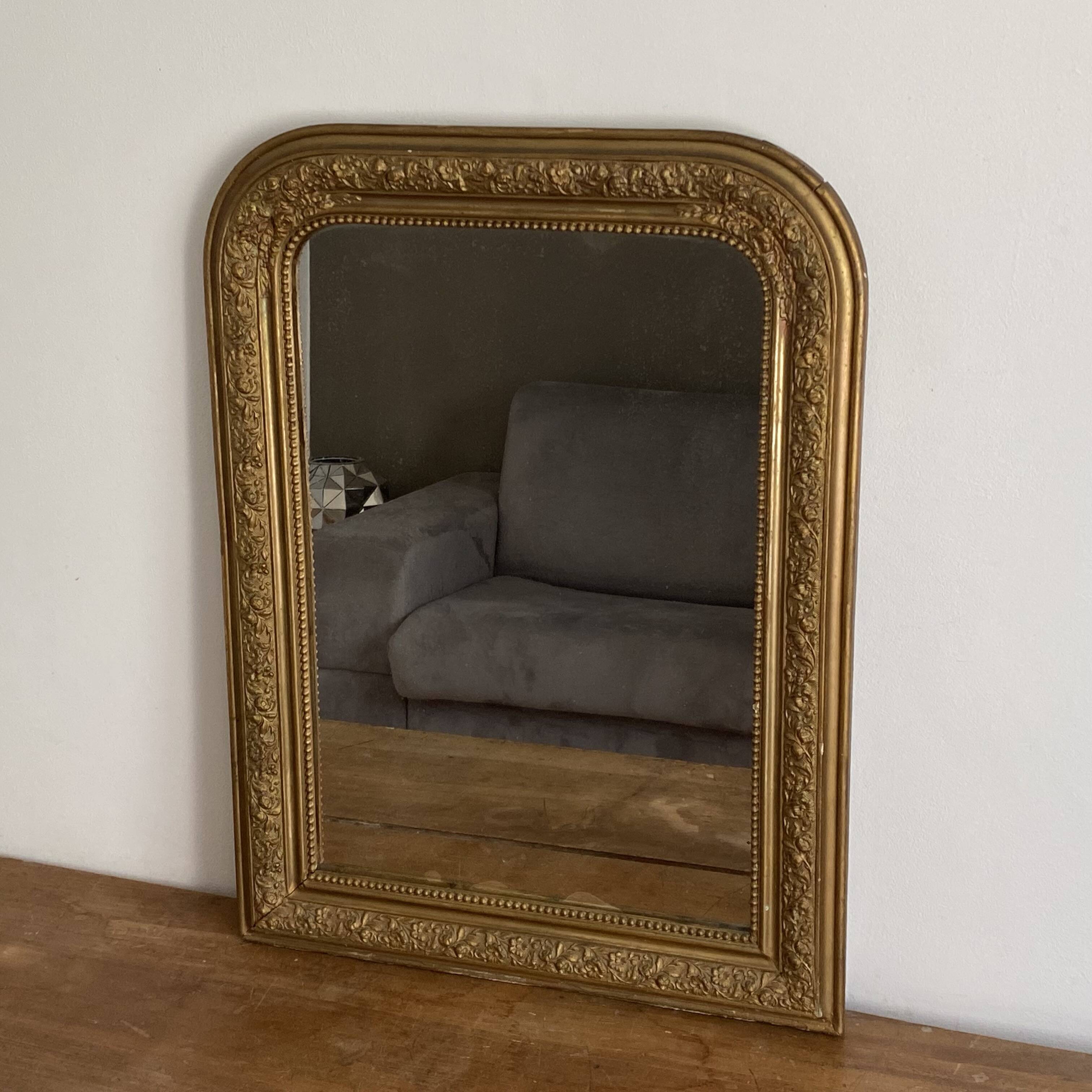 Miroir Louis Philippe fin 19ème. Doré. 75x56.