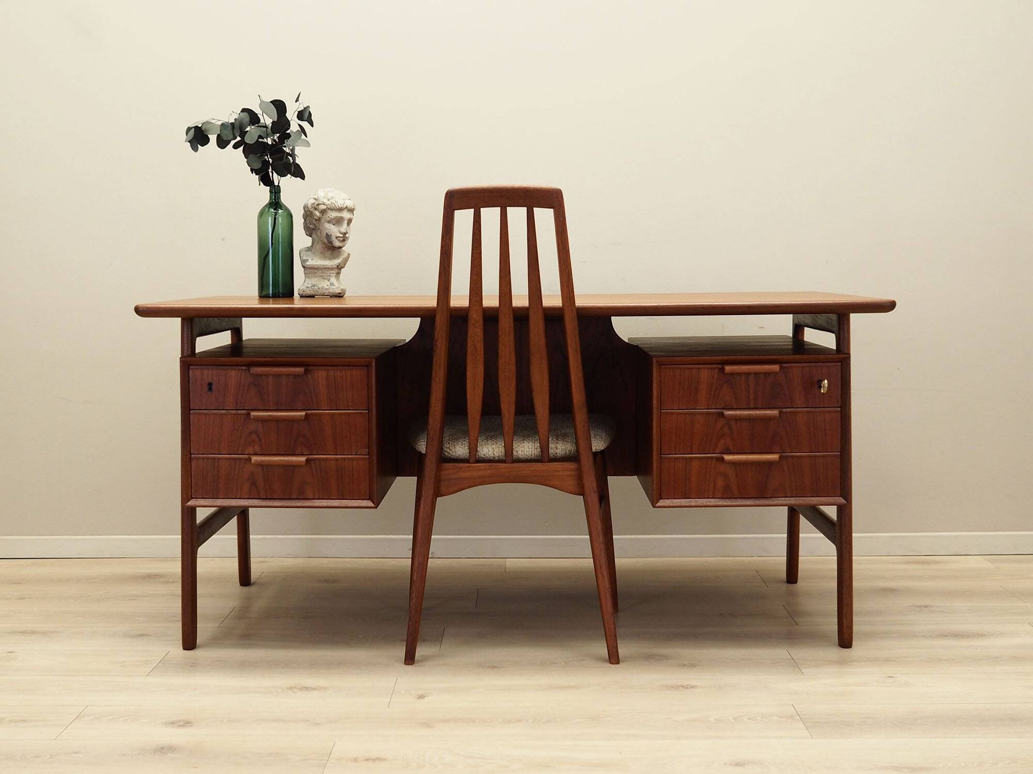 Bureau en teck, design danois, années 1970, fabricant : Omann Jun