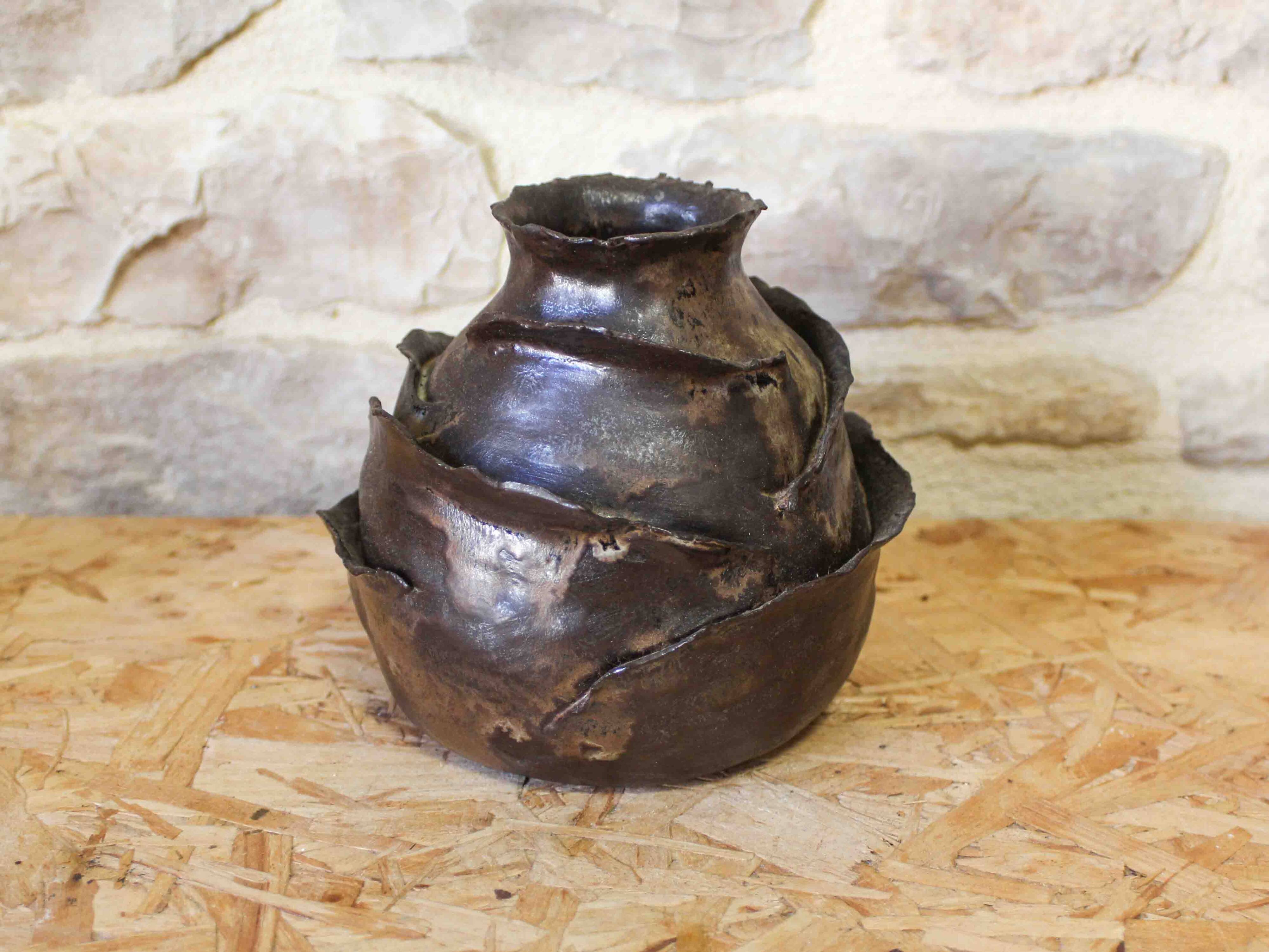 Vas en céramique émaillé à décor de pétales