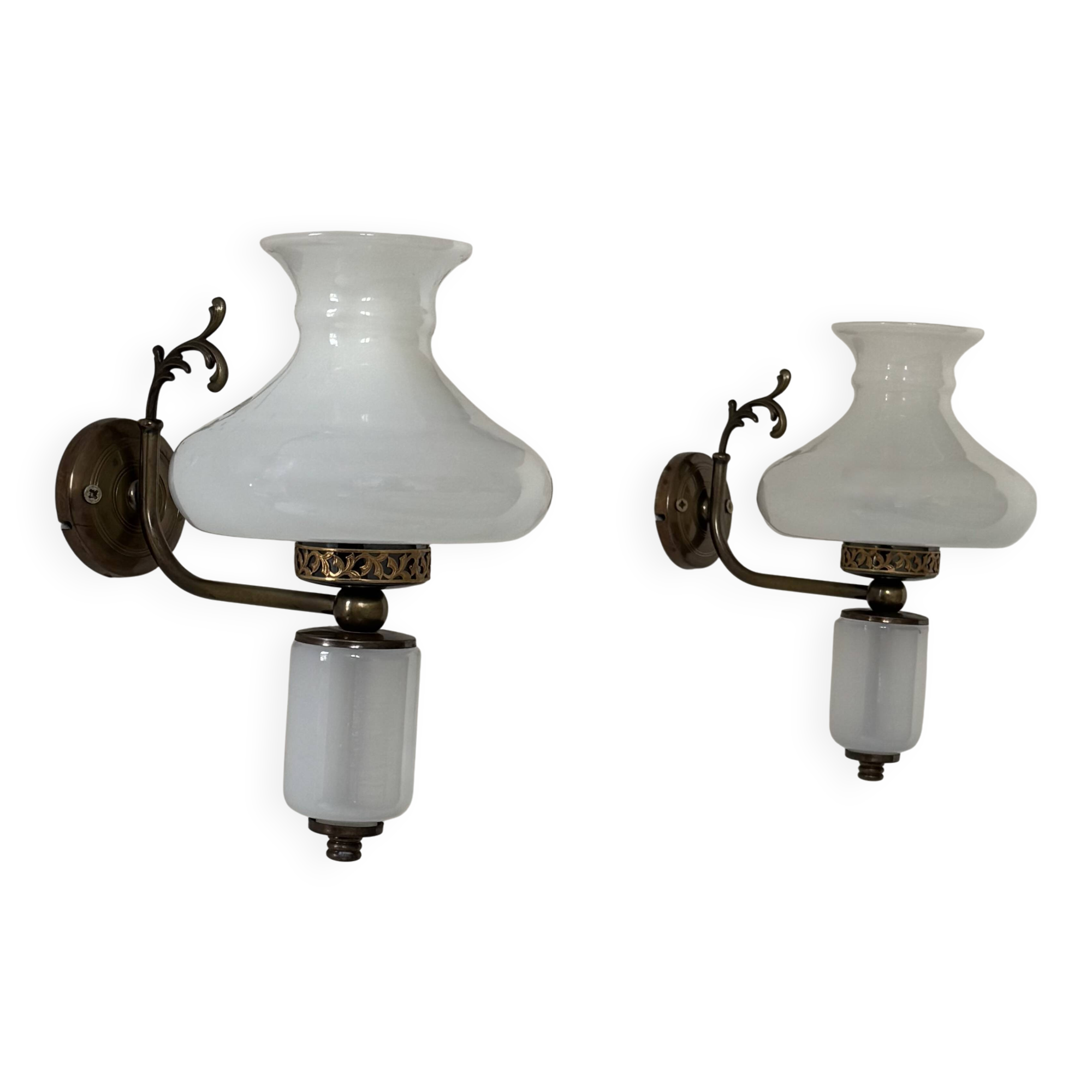 Paire d’applique vintage, opaline et laiton, France, 1970