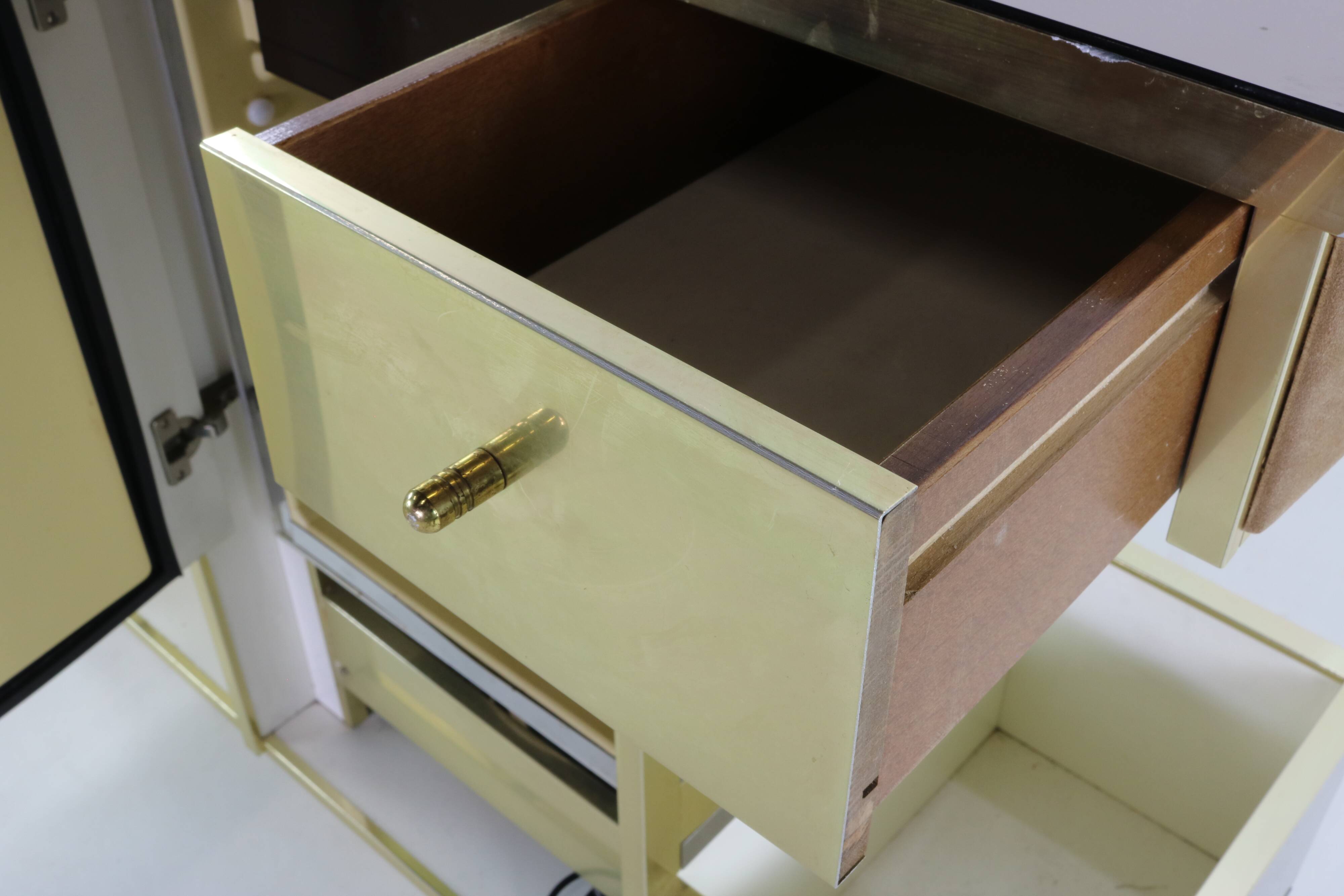 Seventies design bar cabinet by Harvey Guzzini for Stilglass Donati