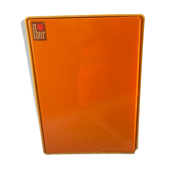 Armoire de rangement murale orange en plastique seventies marque Flair avec étiquette, en l'état