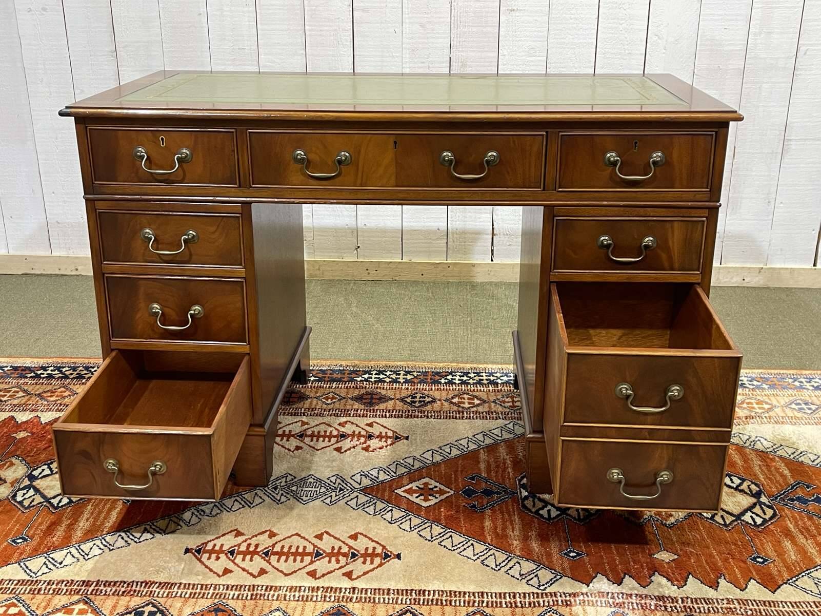 Bureau anglais à caissons des années 1950 en acajou et dessus cuir