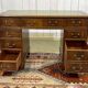 Bureau anglais à caissons des années 1950 en acajou et dessus cuir