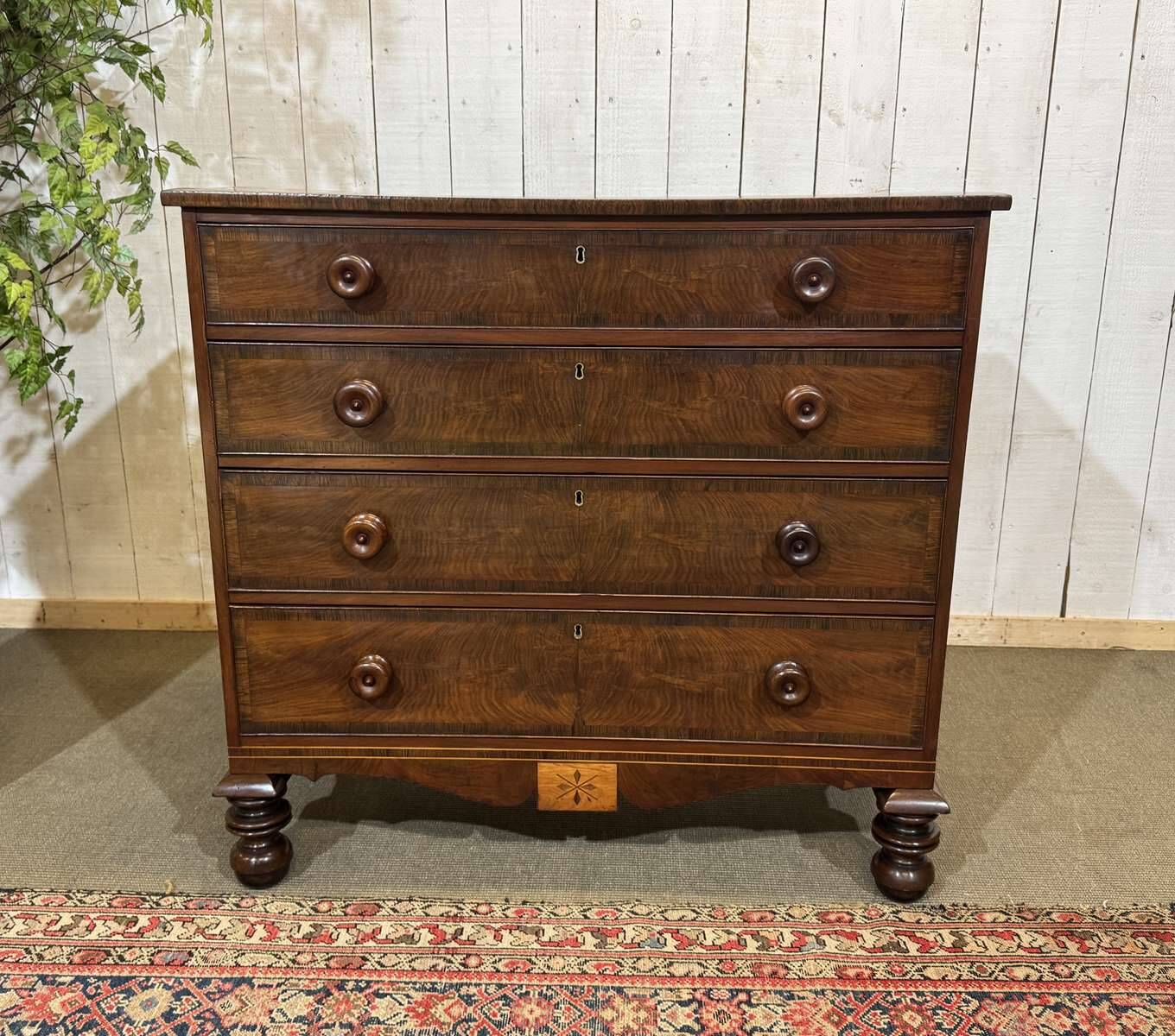 Victorian English commode from the 19th century in mahogany.