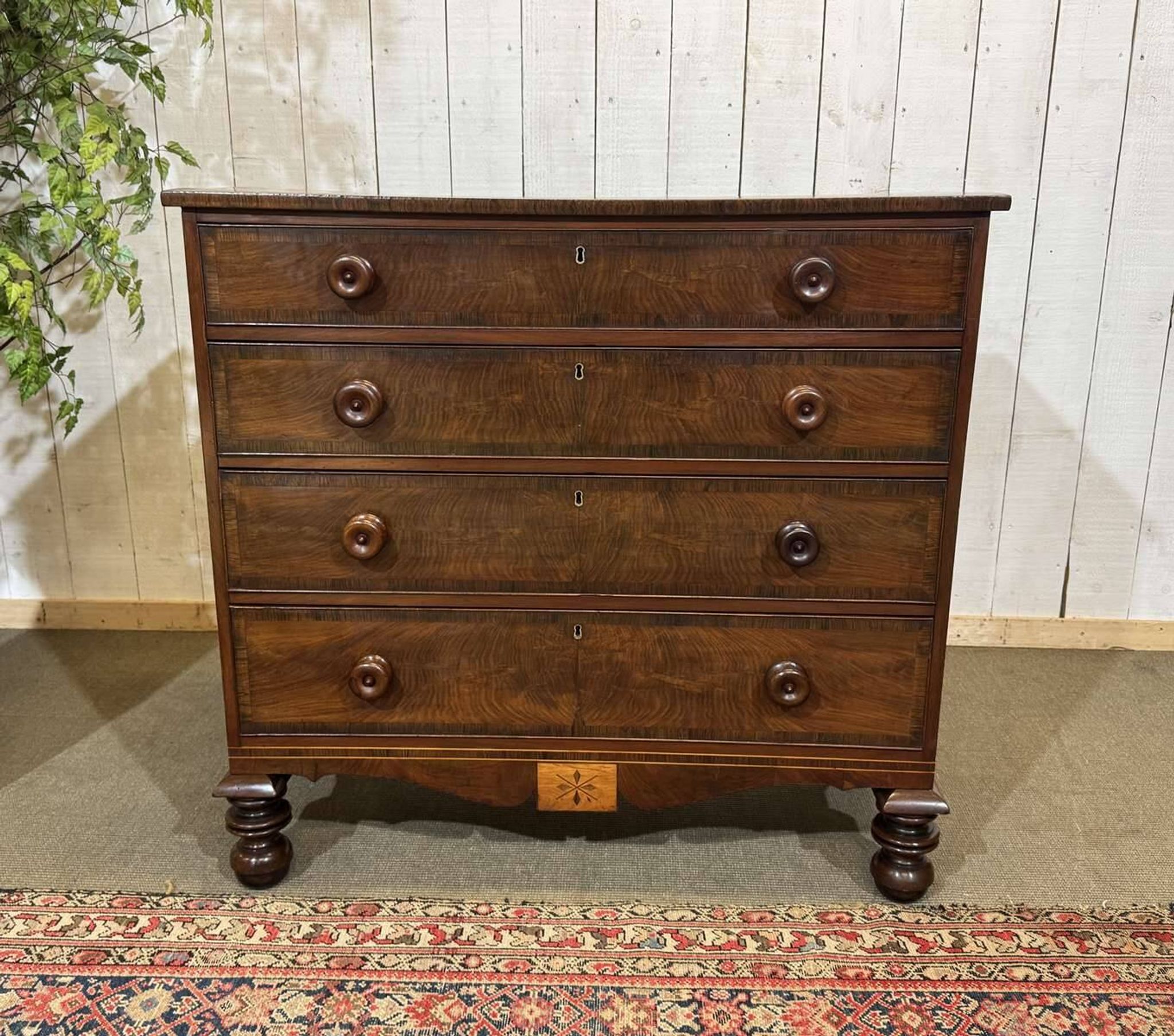 Victorian English commode from the 19th century in mahogany.