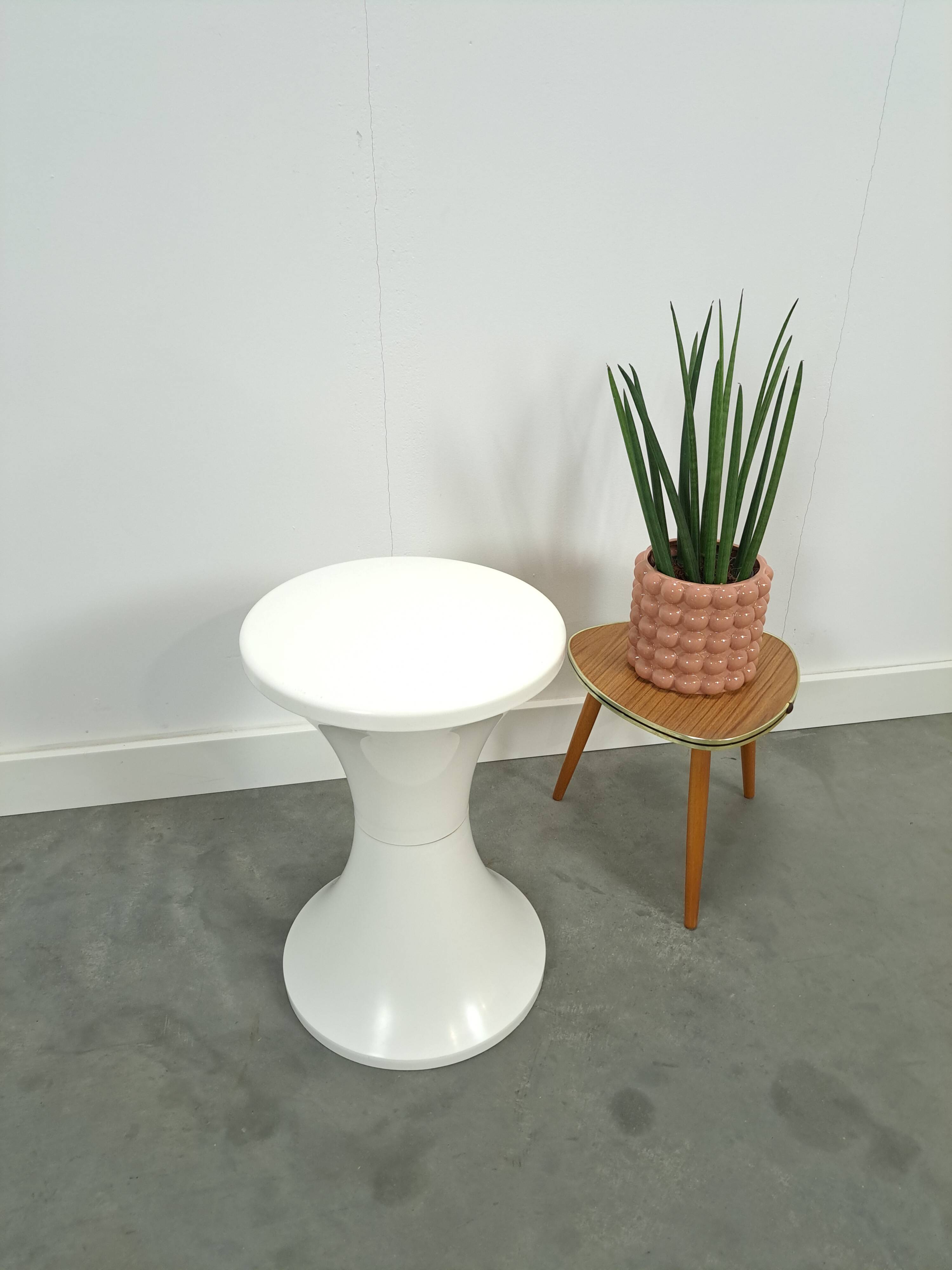 Tabouret en plastique blanc table à plantes vintage