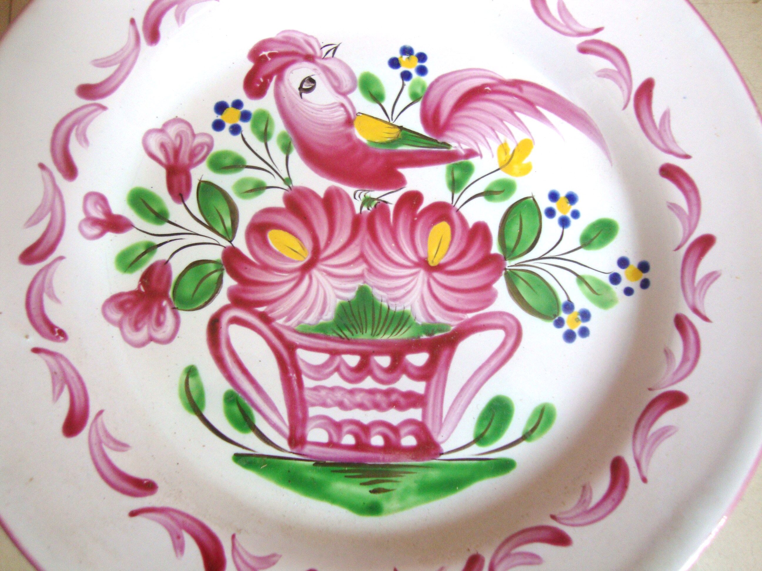 Assiette plate à décor St-Clément corbeille fleurie et oiseau