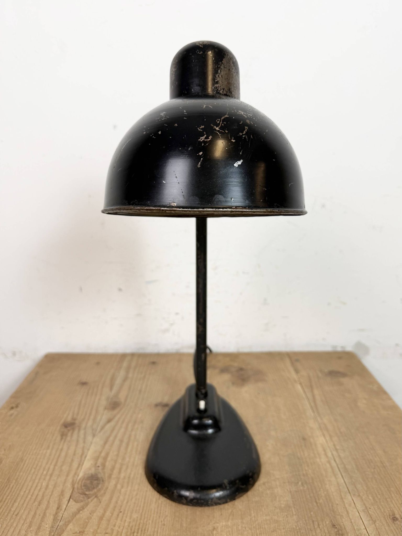 Lampe de table industrielle Bauhaus noire, années 1930