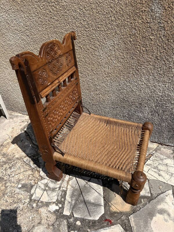 Chaise ethnique ancienne en bois sculpté