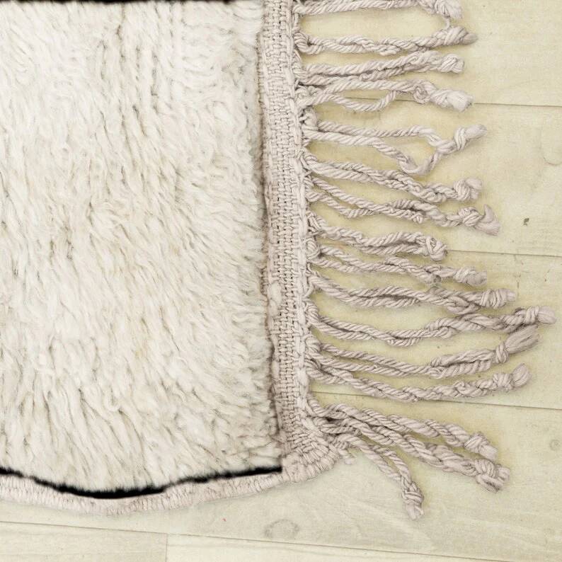 Berber rug in pure wool, handmade, 250x150 cm, made in Morocco.